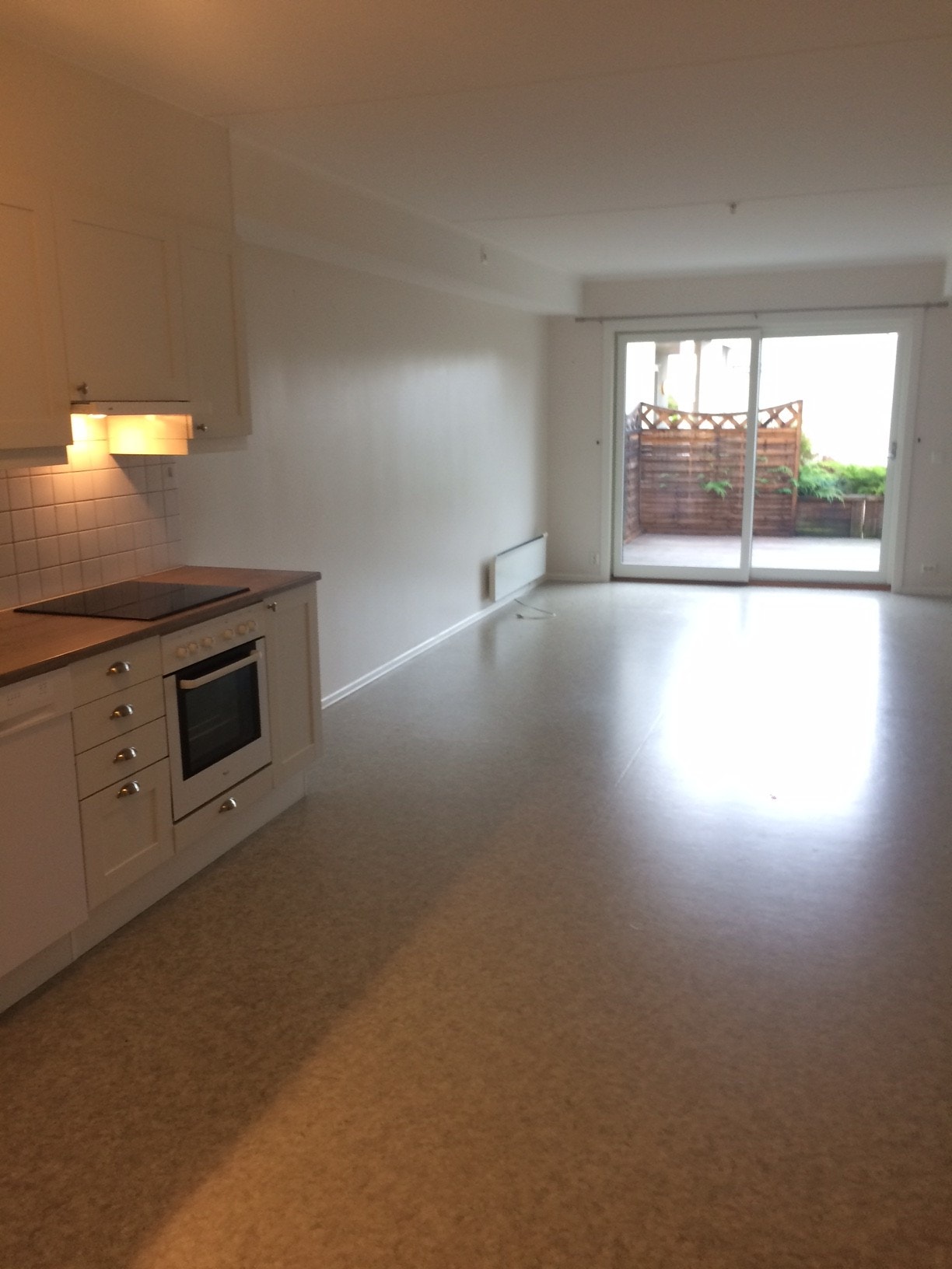 Stue og kjøkken med utgang til terrassen Galleribilde