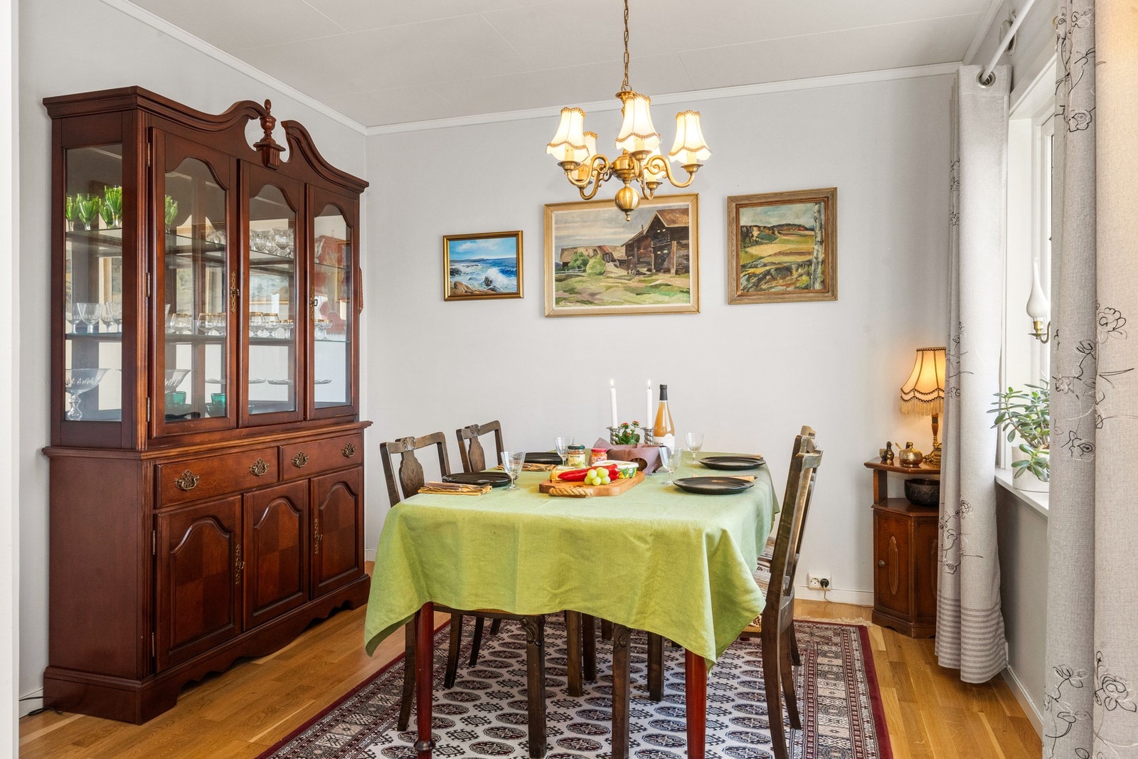 Det er egen spisestue som enkelt kan omgjøres til soverom nr 2 Galleribilde