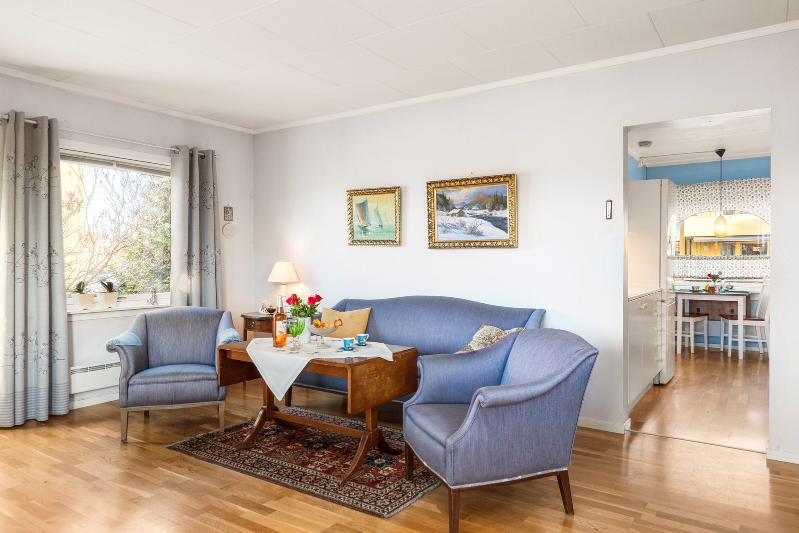 Stue med god plass til sofagruppe Galleribilde