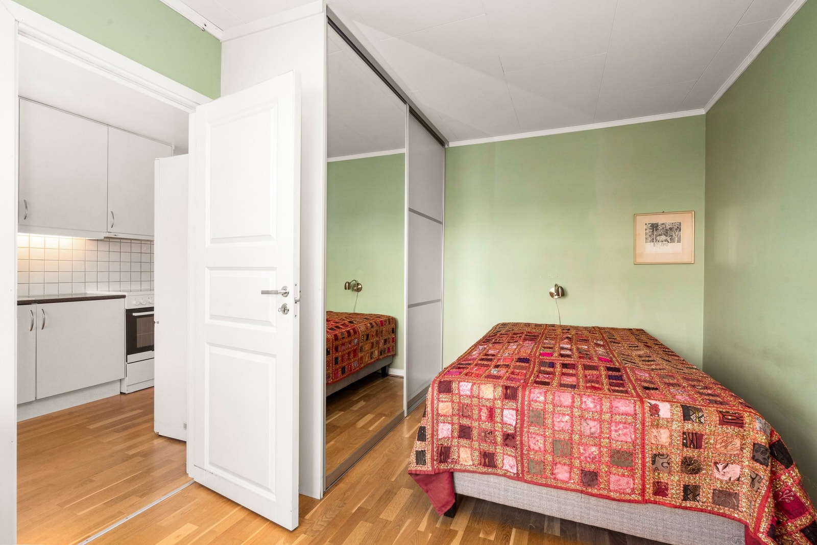 Soverommet er romslig med garderobe og god plass til dobbelseng Galleribilde