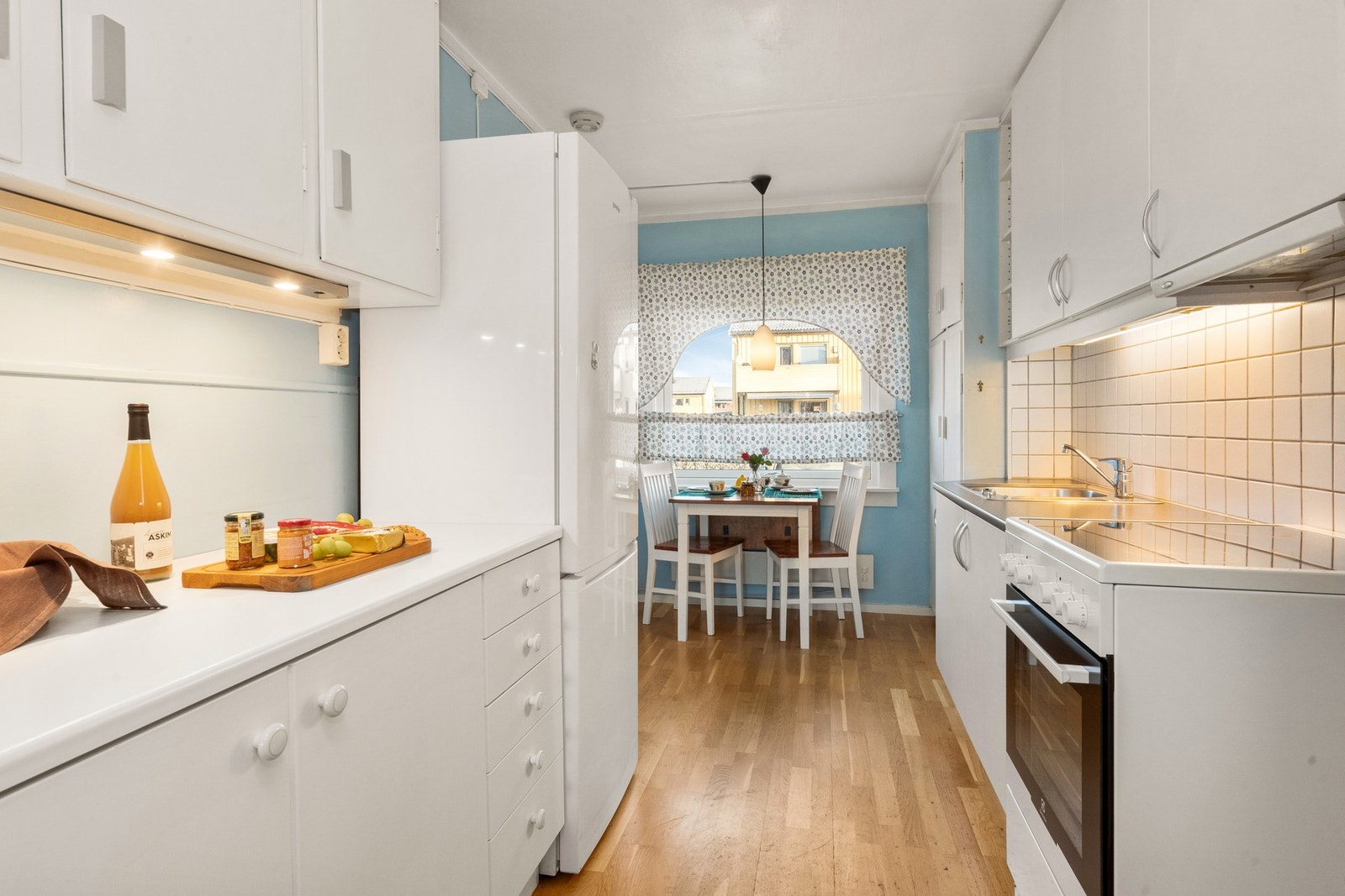 Kjøkkenet er lyst og har godt med skap og oppbevaring Galleribilde