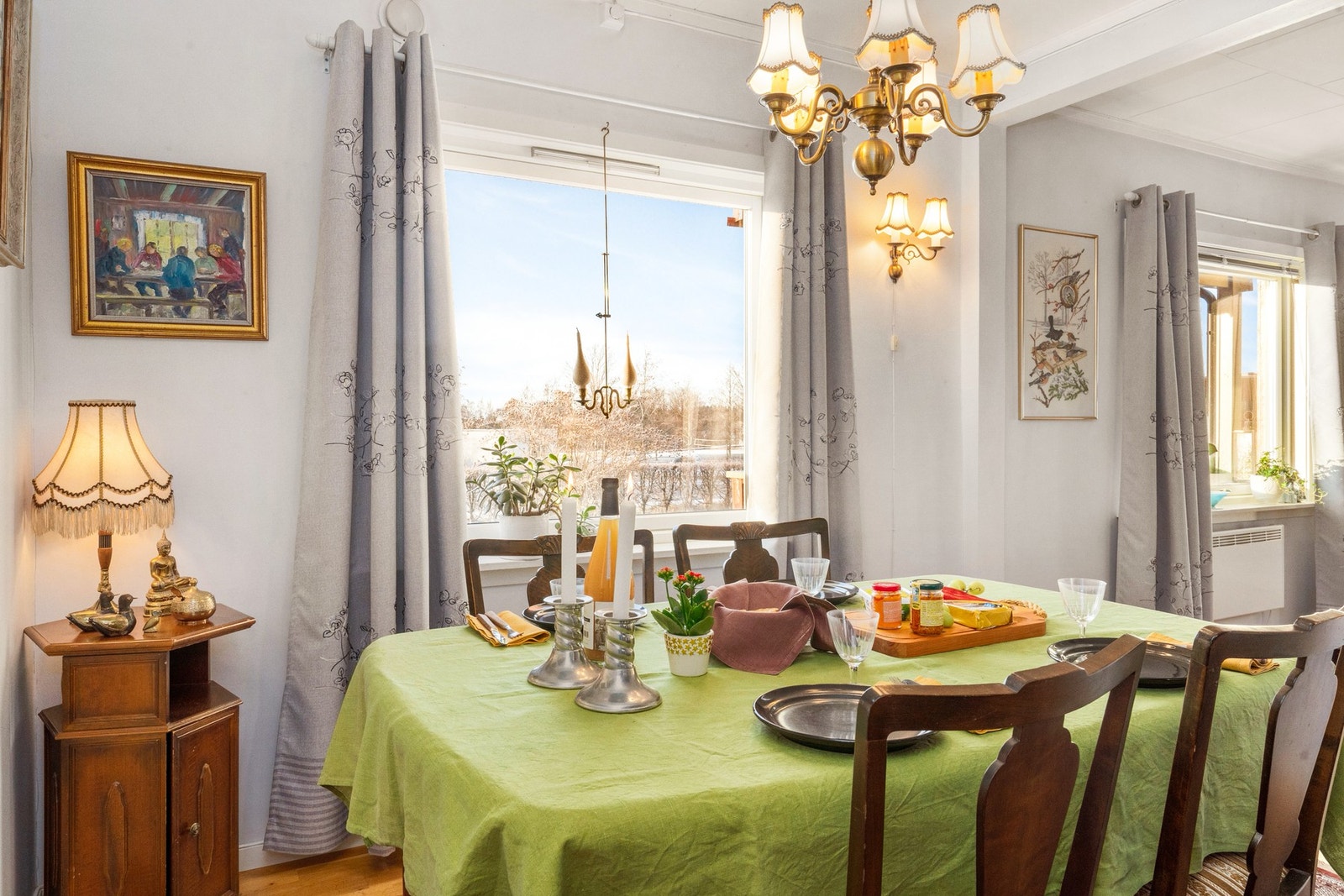 Spisestuen hat godt lys og god plass til langbord Galleribilde