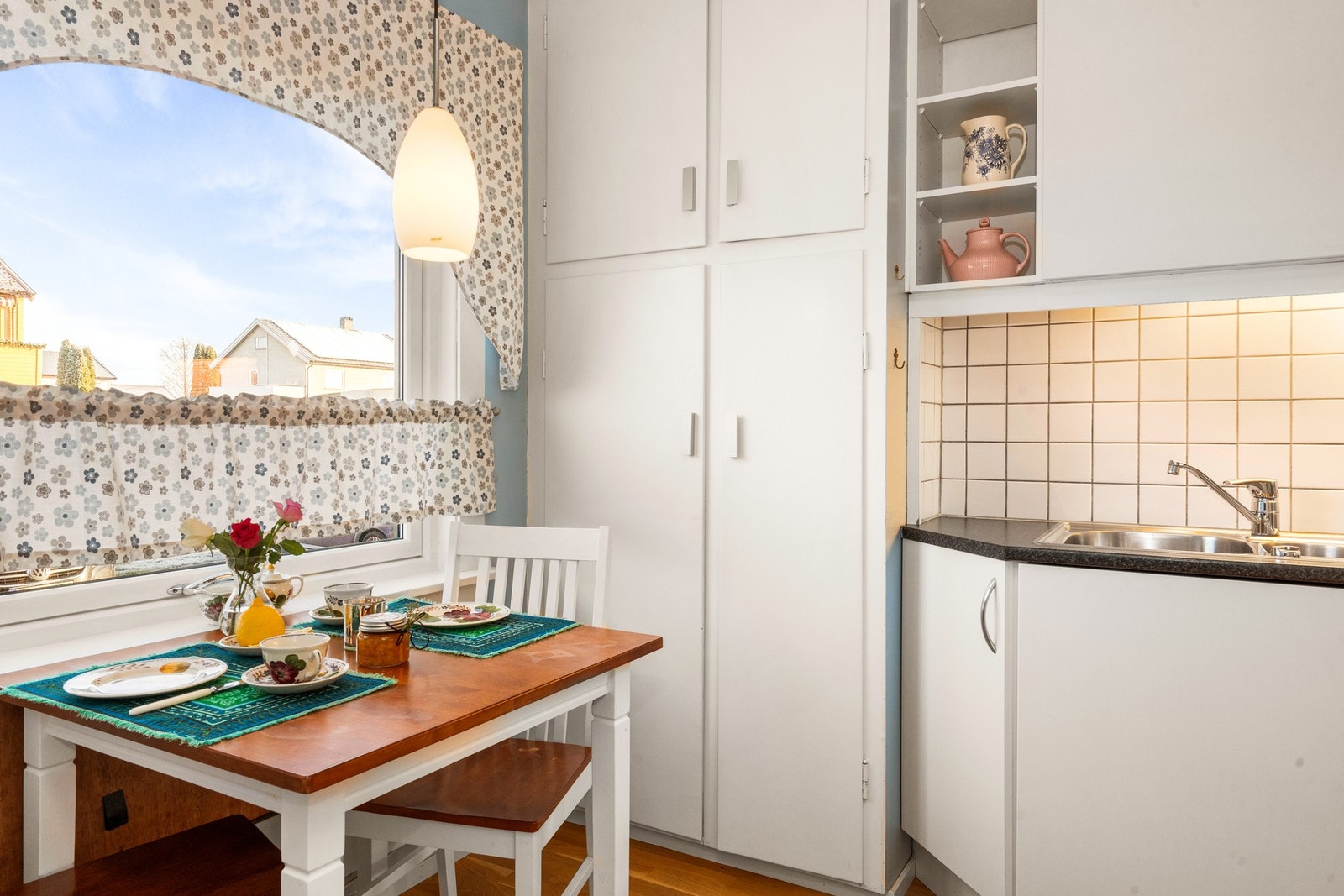 Plass til eget frokostbord på kjøkkenet Galleribilde