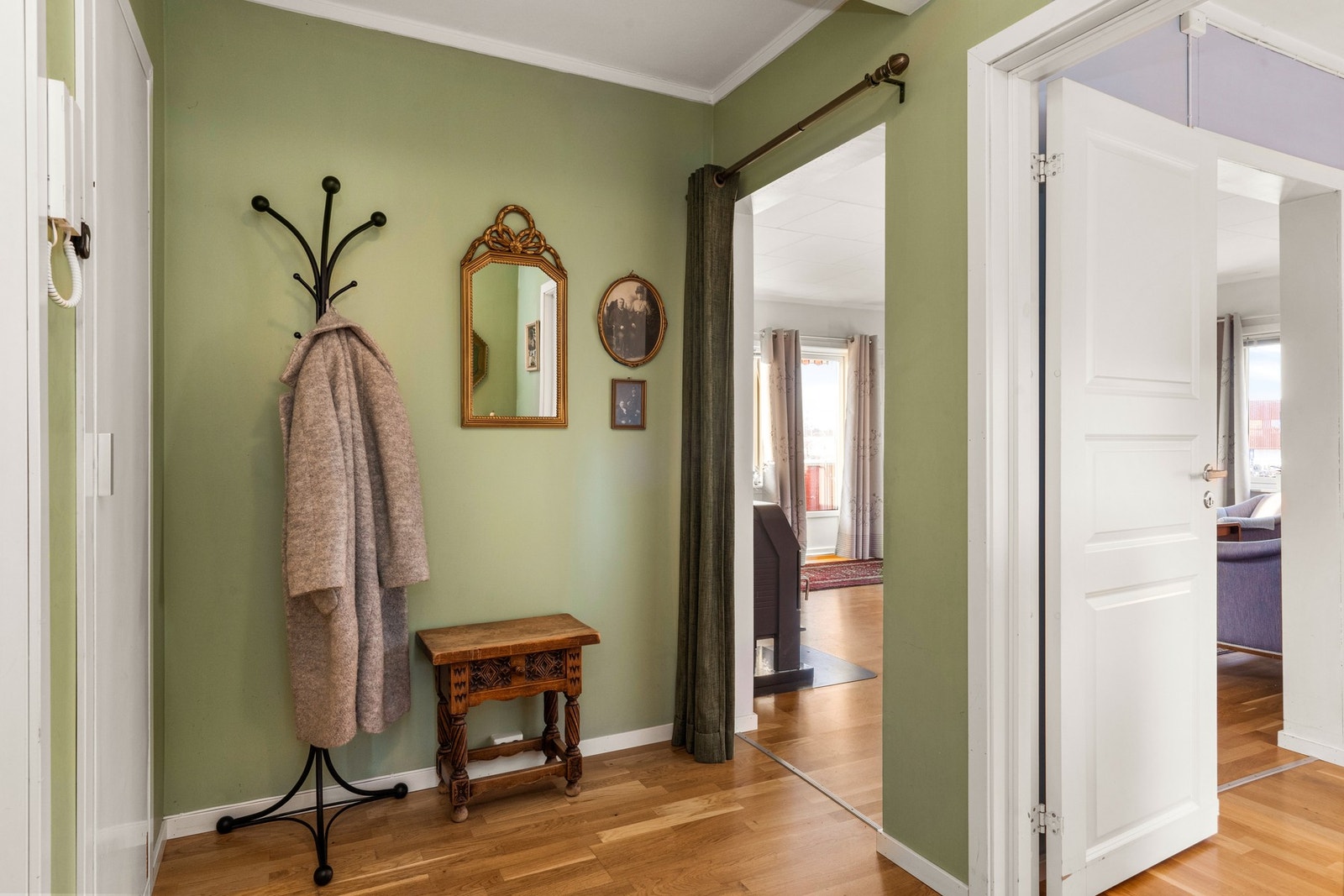 Romslig gang med bod/lagring Galleribilde