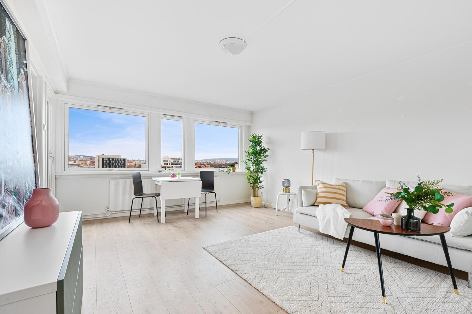 Stuen har store vindusflater som slipper godt med lys inn i stuen Galleribilde