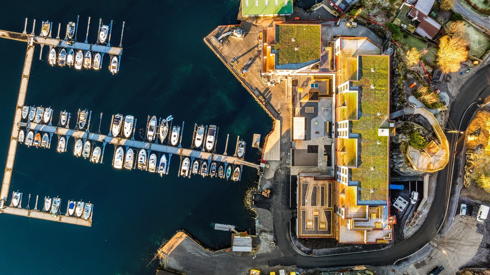 Sameiet ligger i sjøkanten med tilhørende marina rett foran. Galleribilde