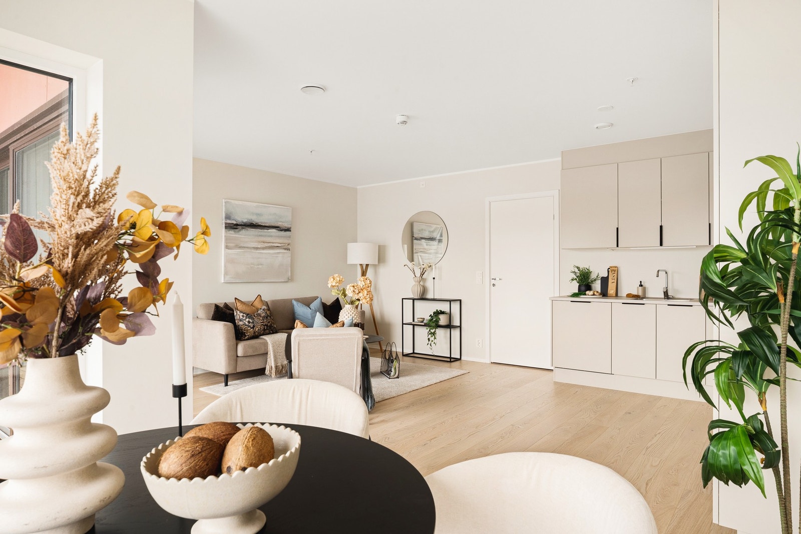 Lys og romslig stue med store vindusflater! Galleribilde