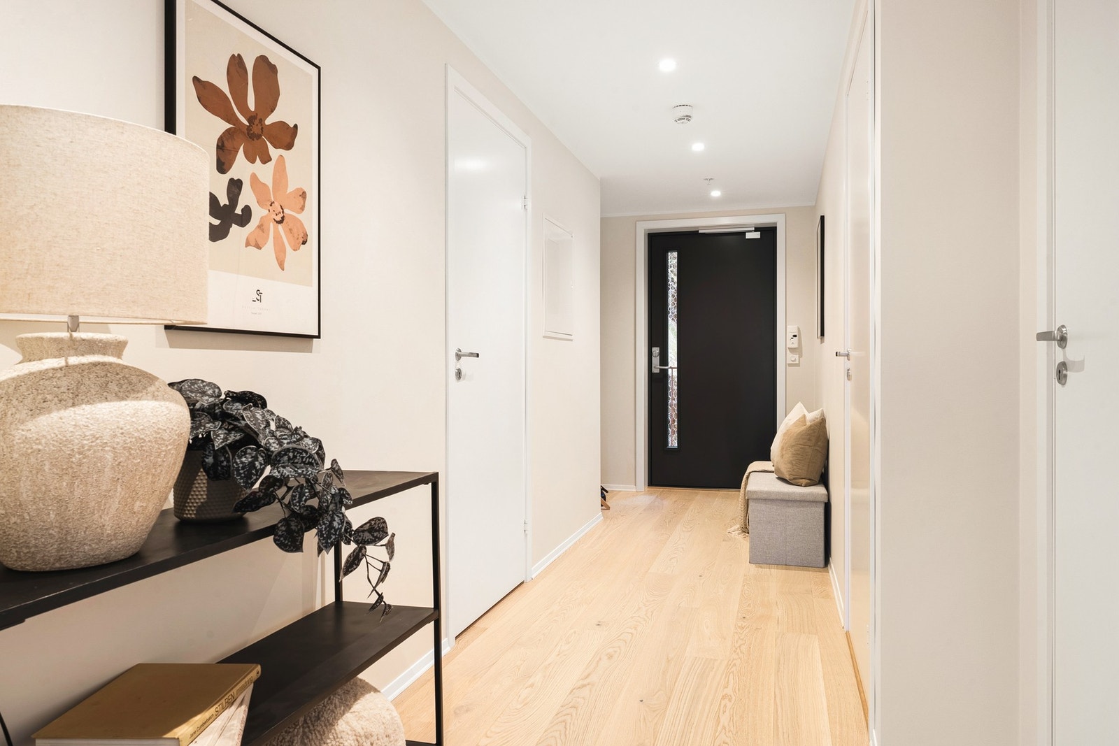 Lys og romslig gang med plass til yttertøy og sko. Galleribilde