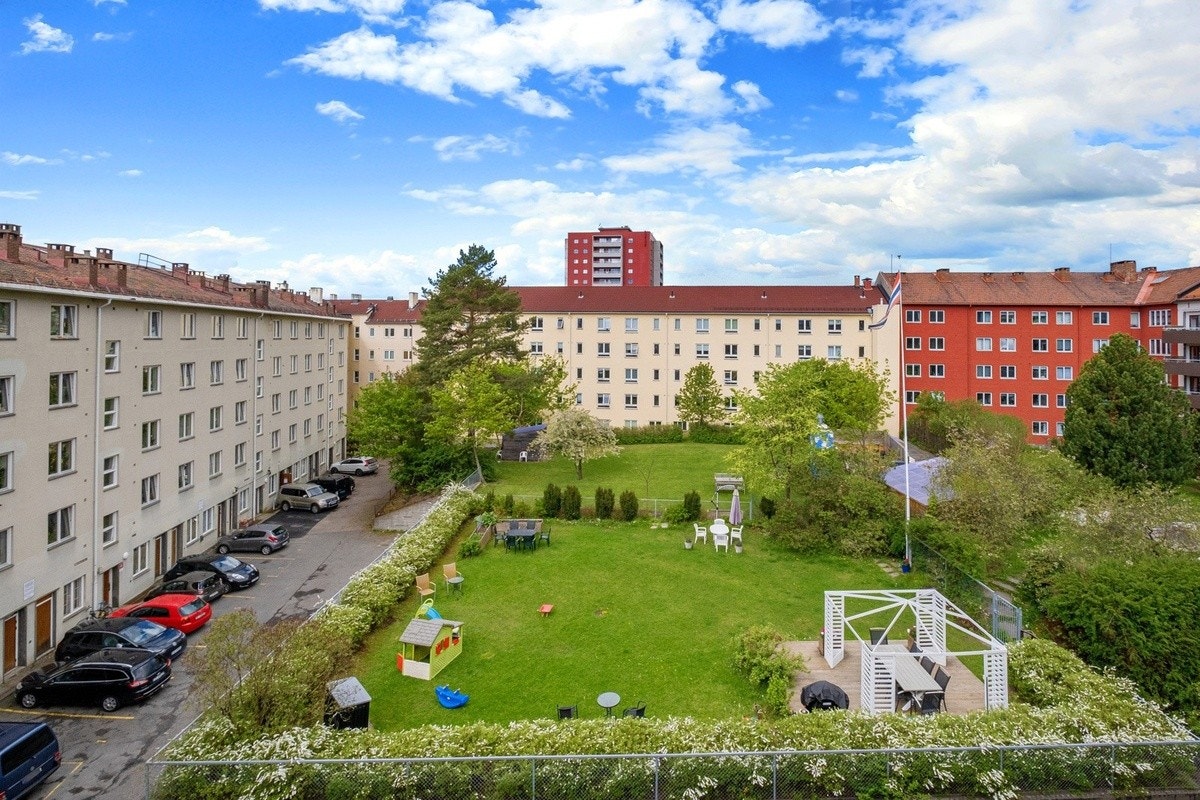 Felles bakgård med grill og leker Galleribilde