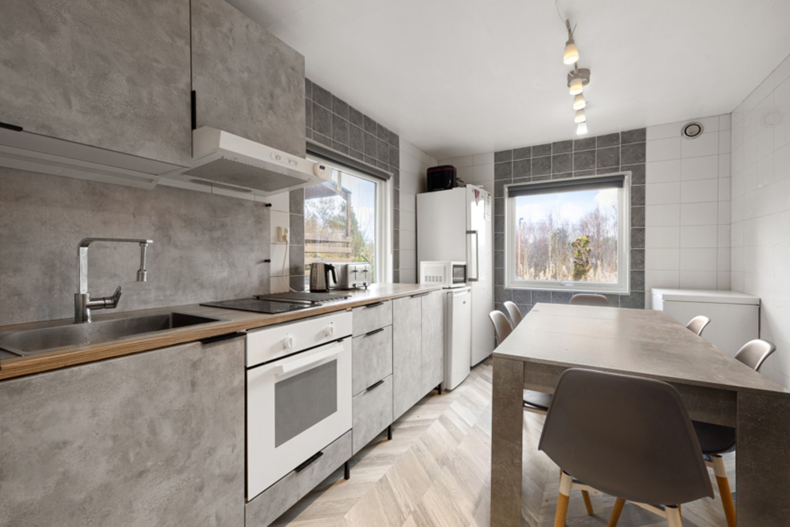 Av integrerte hvitevarer kan kjøkkenet skilte med stekeovn, platetopp, ventilator og oppvaskmaskin. Alt medfølger handelen. Galleribilde