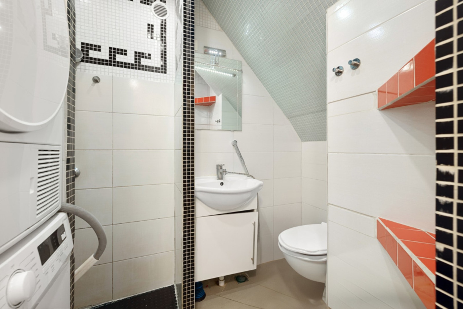 Badet består av fliser/belegg på gulv, fliser på vegger og slett malt himling. Galleribilde