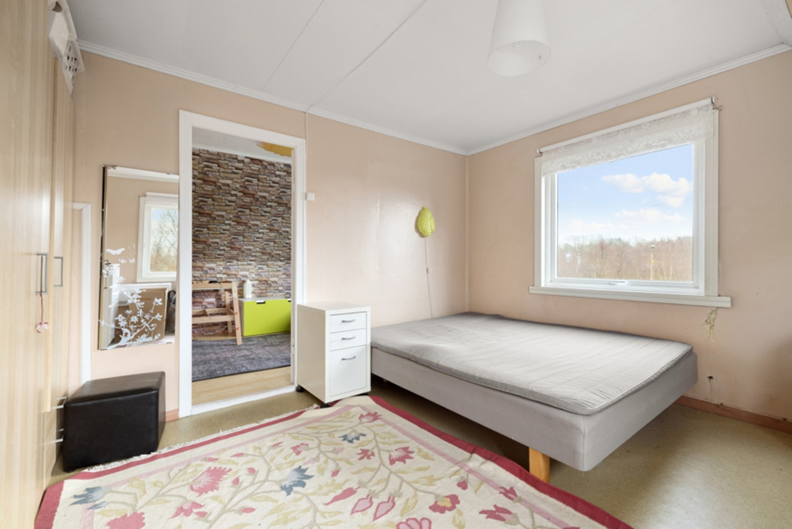 Soverom to måler ca. 14 kvm og rommer en dobbeltseng, nattbord og en praktisk garderobeløsning. Galleribilde