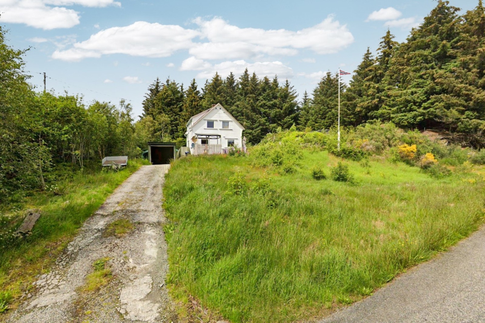 Leirvågsvegen 18 presenteres av Mekleriet ved Geerthana Jega. Galleribilde