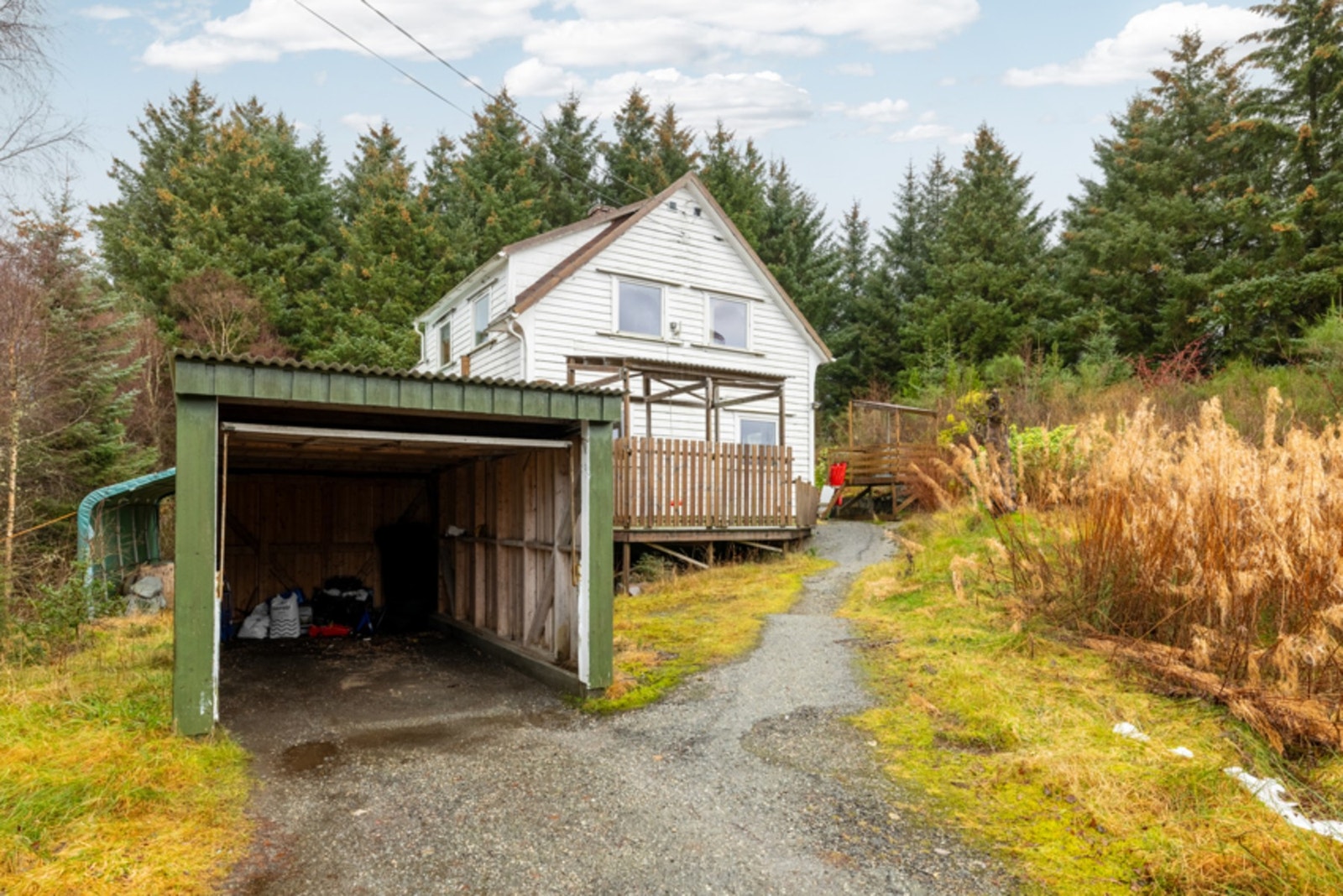 Boligen disponerer en garasje på ca. 11 kvm. Ellers er det meget god plass til parkering på tomten. Galleribilde