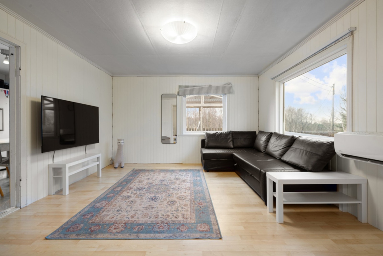 De store vindusflatene sørger for rikelig med lysinnlipp til rommet. Galleribilde