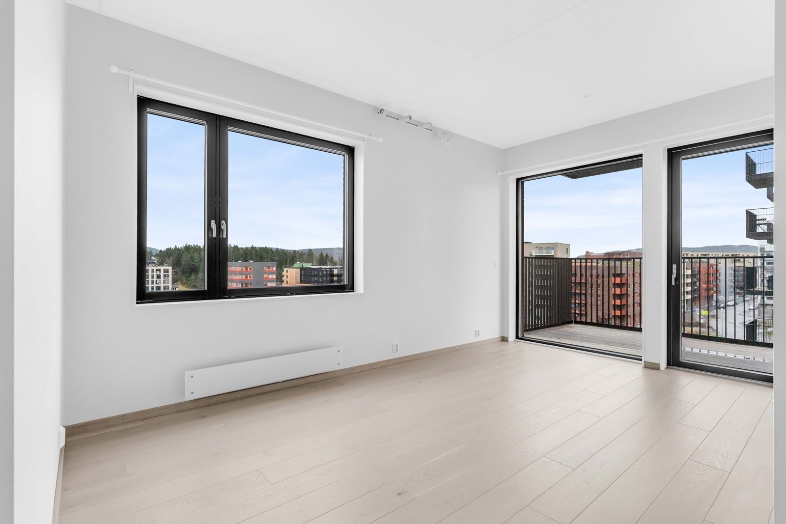 Rommet har god plass til sofaseksjon, tv-møbel og spisegruppe. Galleribilde