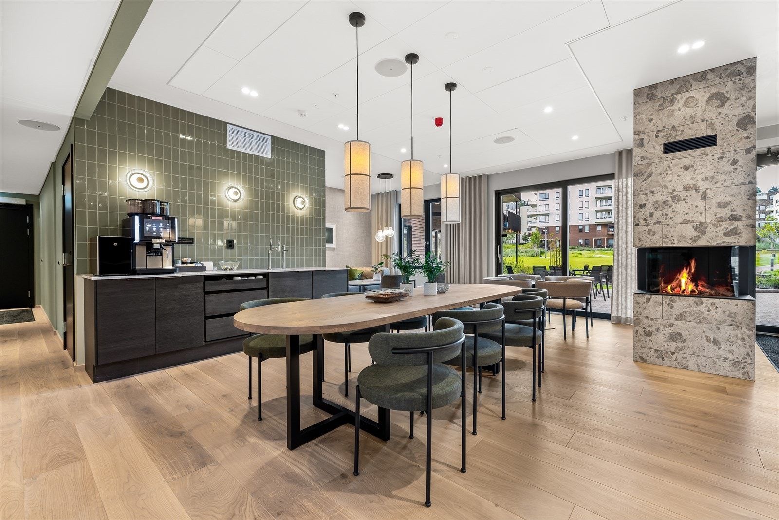 Ved å tegne Selvaag Pluss-abonnement for man tilgang til bemannet resepsjon og et loungeområde - med kaffebar, bibliotek og et lite møterom. Her kan du slappe av med ferske aviser og kaffe, eller slå av en prat med naboer og gode venner. Galleribilde