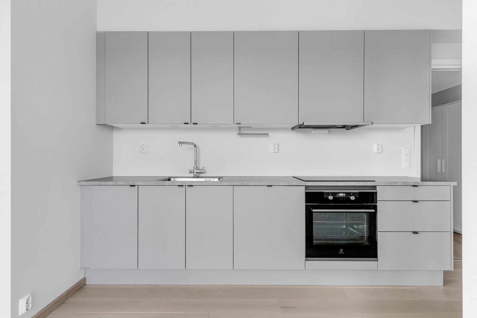 Kjøkkenet er i åpen løsning mot stuen. Galleribilde