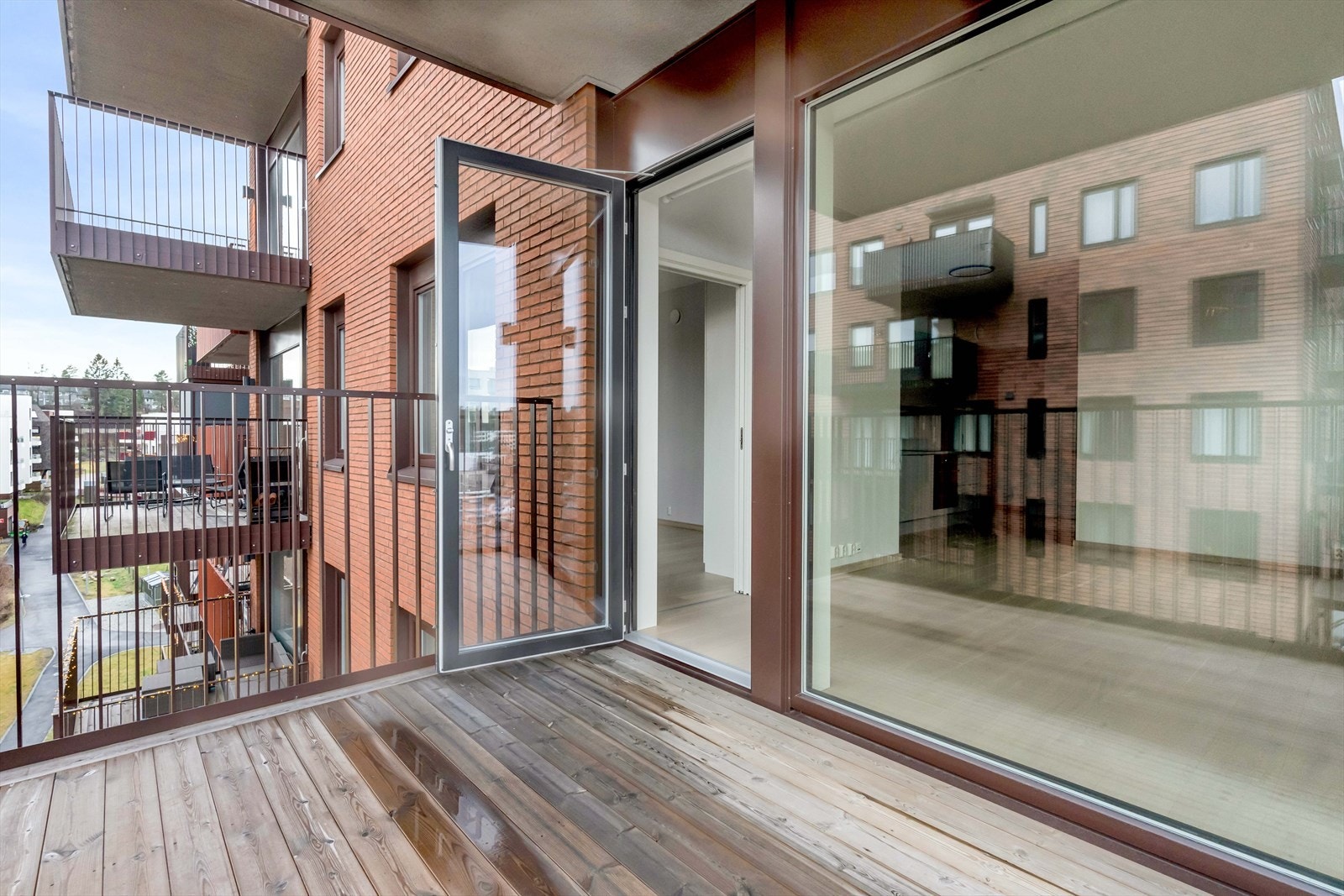 Balkongen er overbygget og romslig, med god plass til loungegruppe og grill. Galleribilde