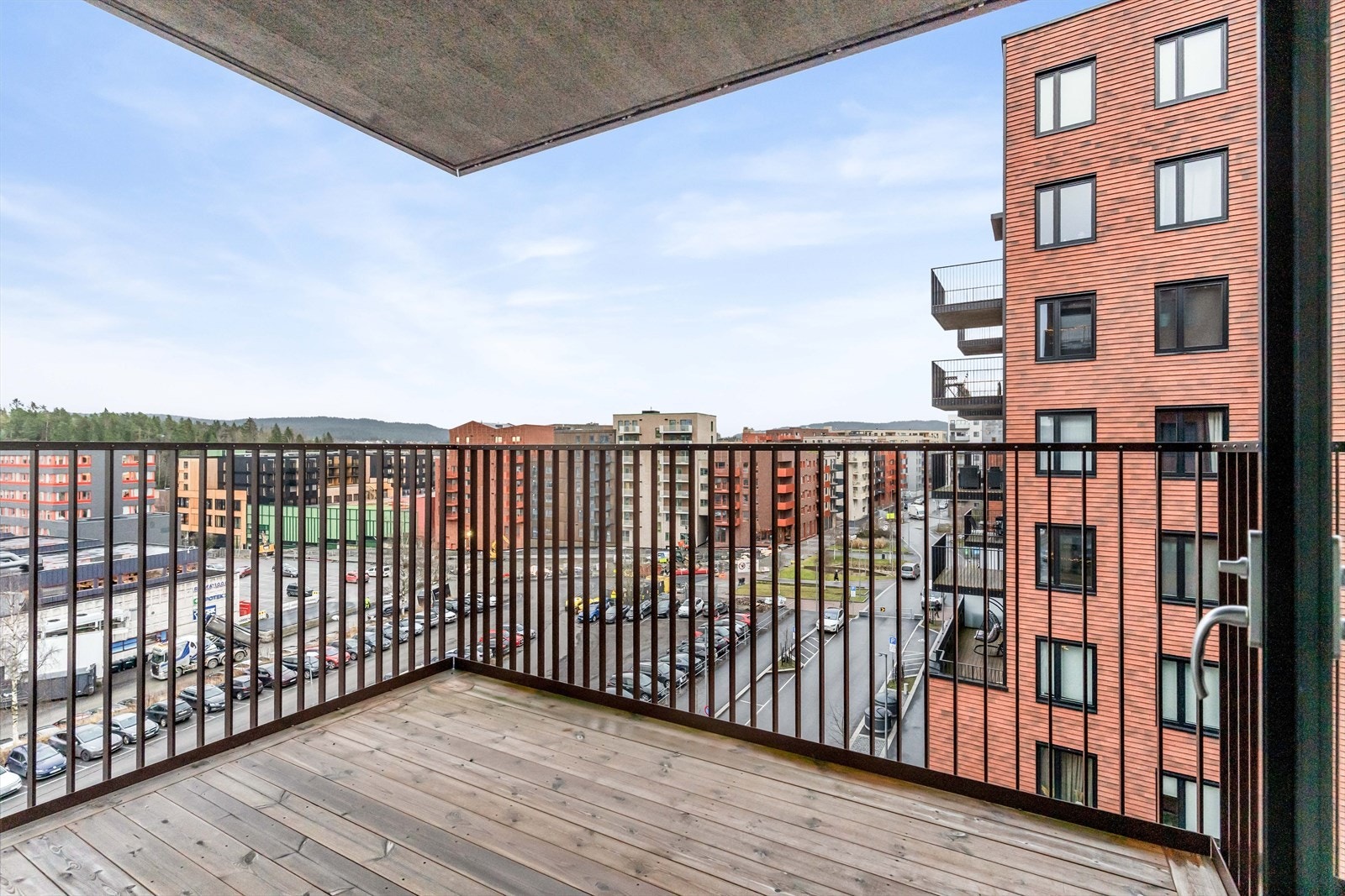 Fra stuen er det utgang til en sydvendt balkong på ca. 8 kvm. Galleribilde