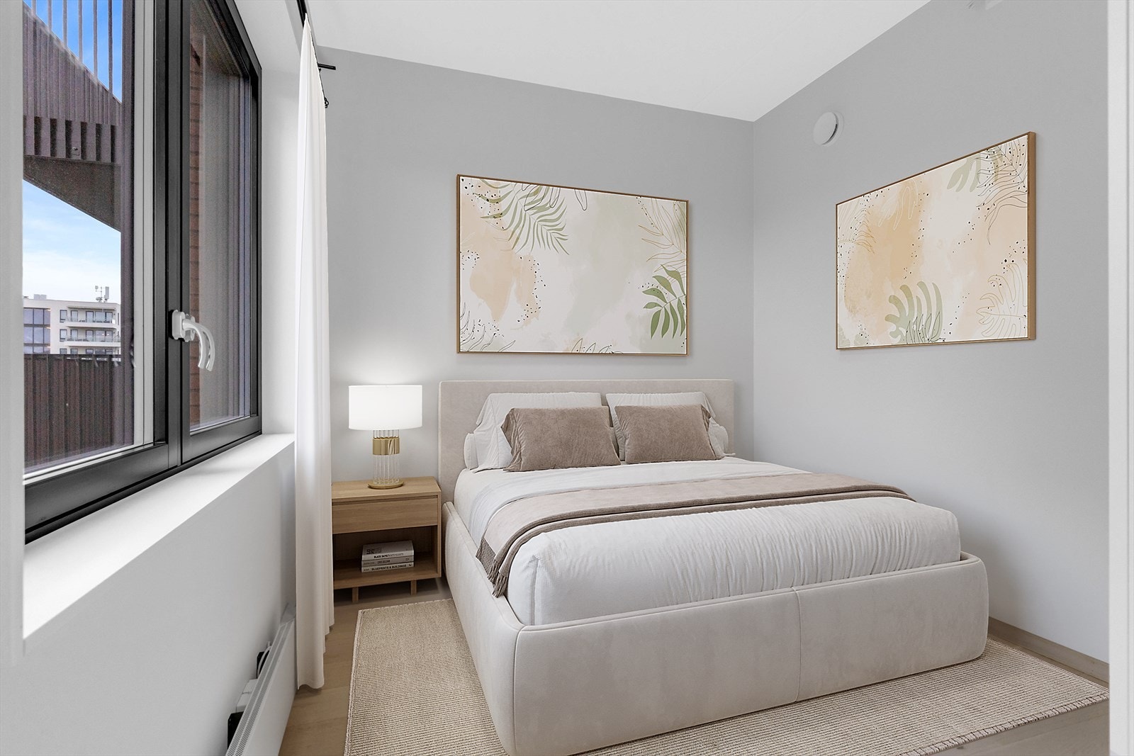 Leiligheten rommer to soverom. Hovedsoverommet har god plass til dobbeltseng med tilhørende nattbord. Galleribilde