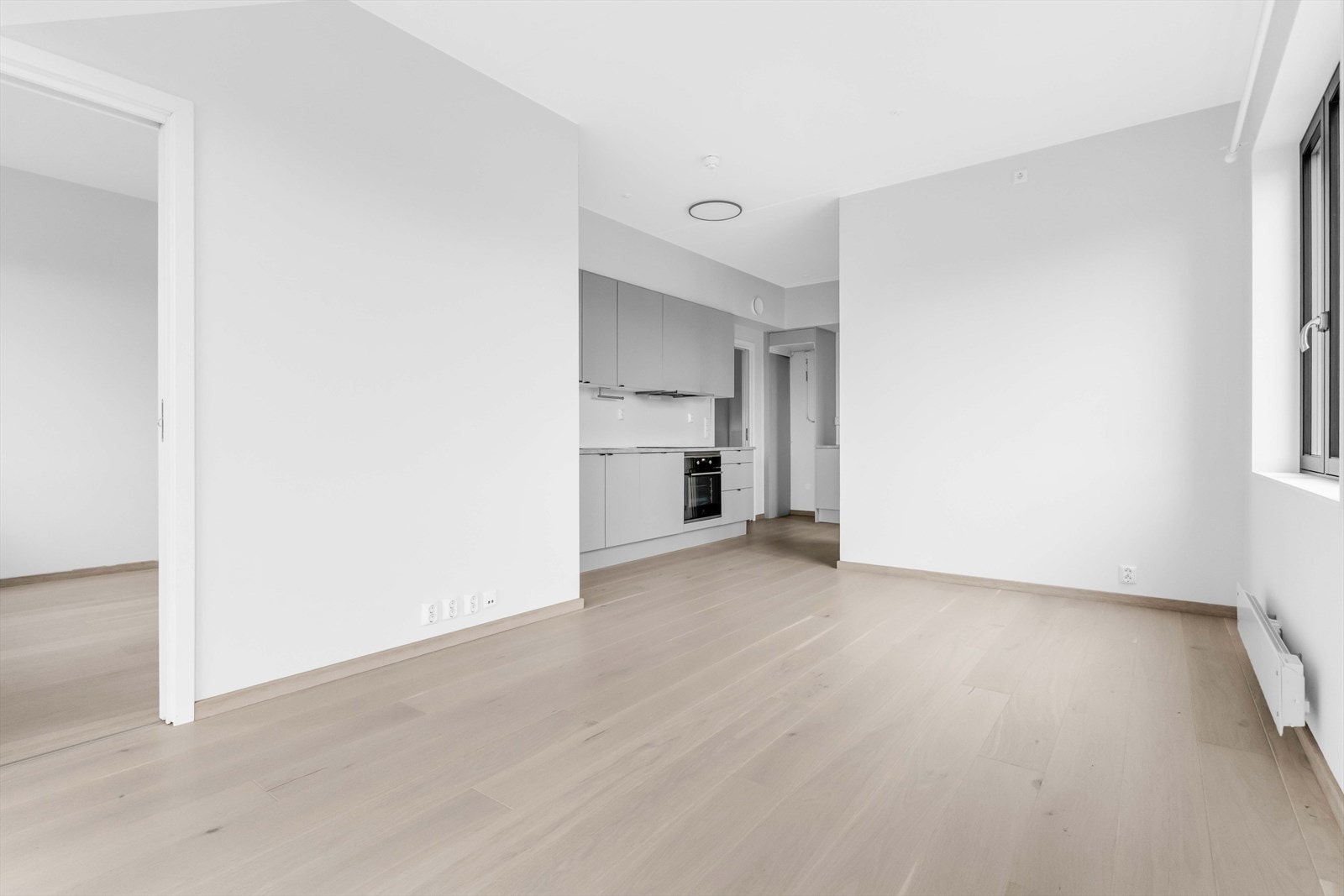 Stuen er av fin størrelse, med store vindusflater som slipper inn rikelig med naturlig lys. Galleribilde