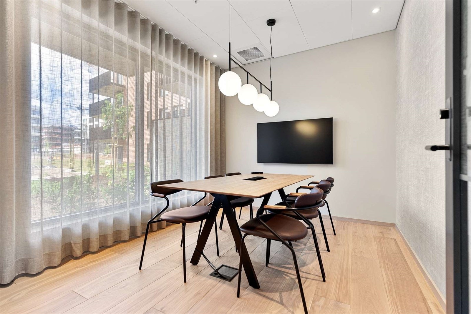 Fra ett av to møterom i Selvaag Pluss-tjenesten. Galleribilde