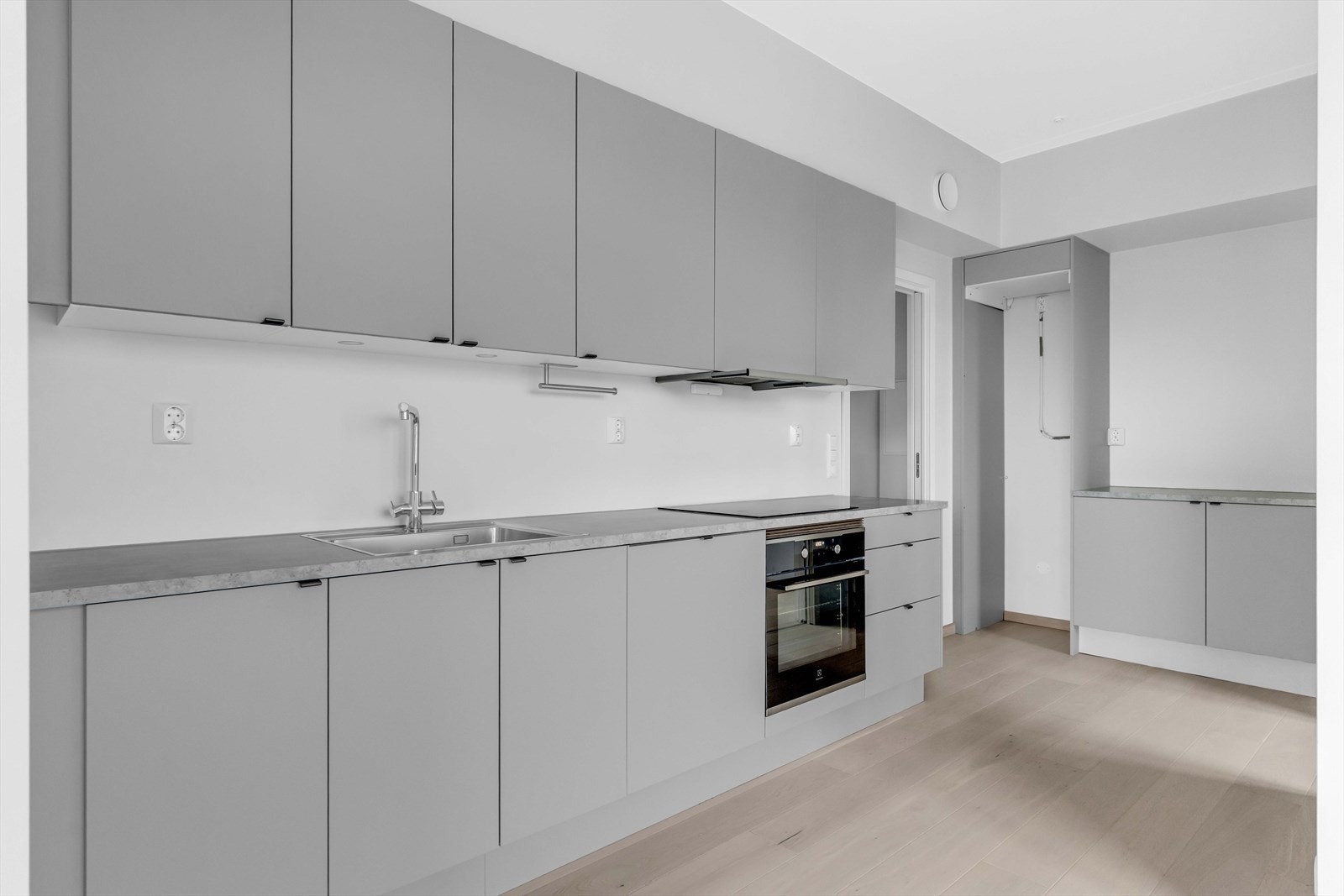 Kjøkkeninnredningen fremstår i god stand og har glatte fronter, samt nedfelt oppvaskkum og 1-greps blandebatteri i benkeplaten. Galleribilde