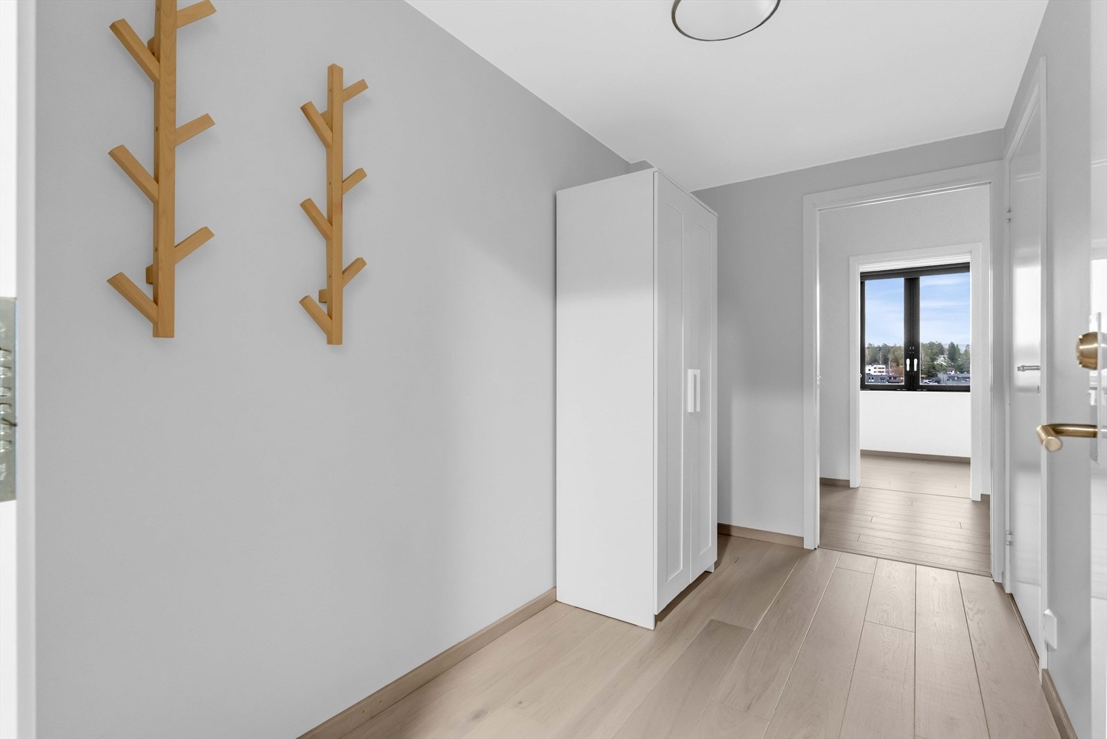 Leiligheten har enkel adkomst via heis, som tar deg hele veien fra garasjen og opp til 6. etasje. Galleribilde