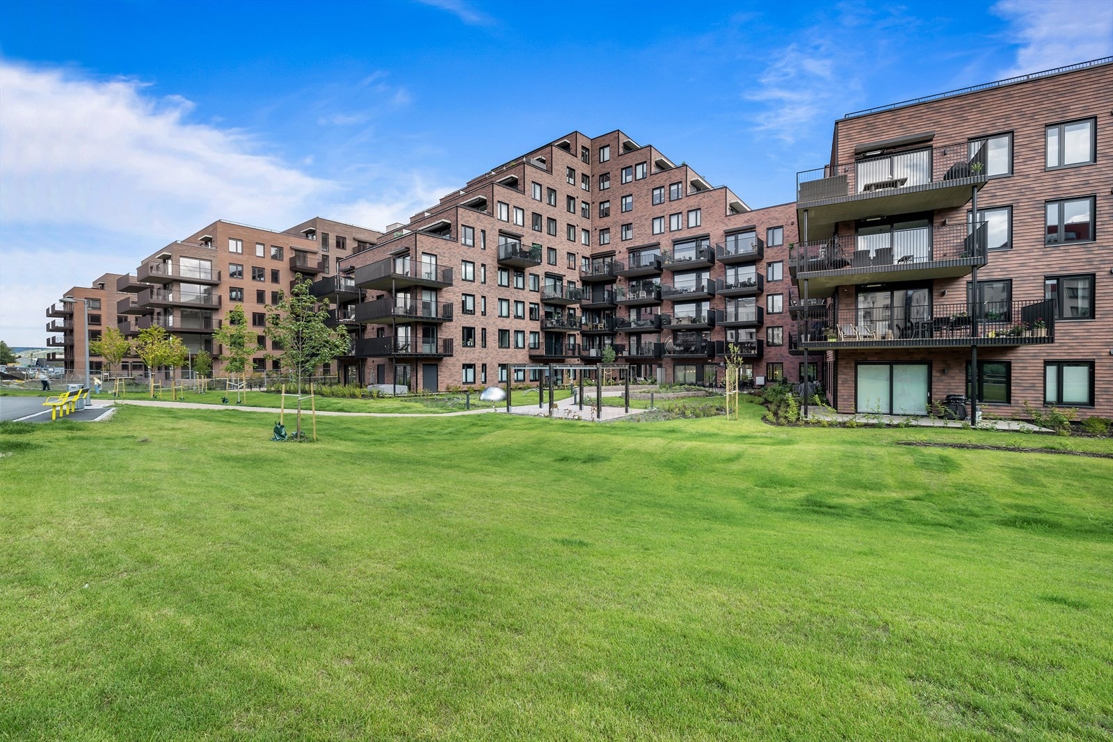 Nydelig grønn park utenfor boligen. Galleribilde