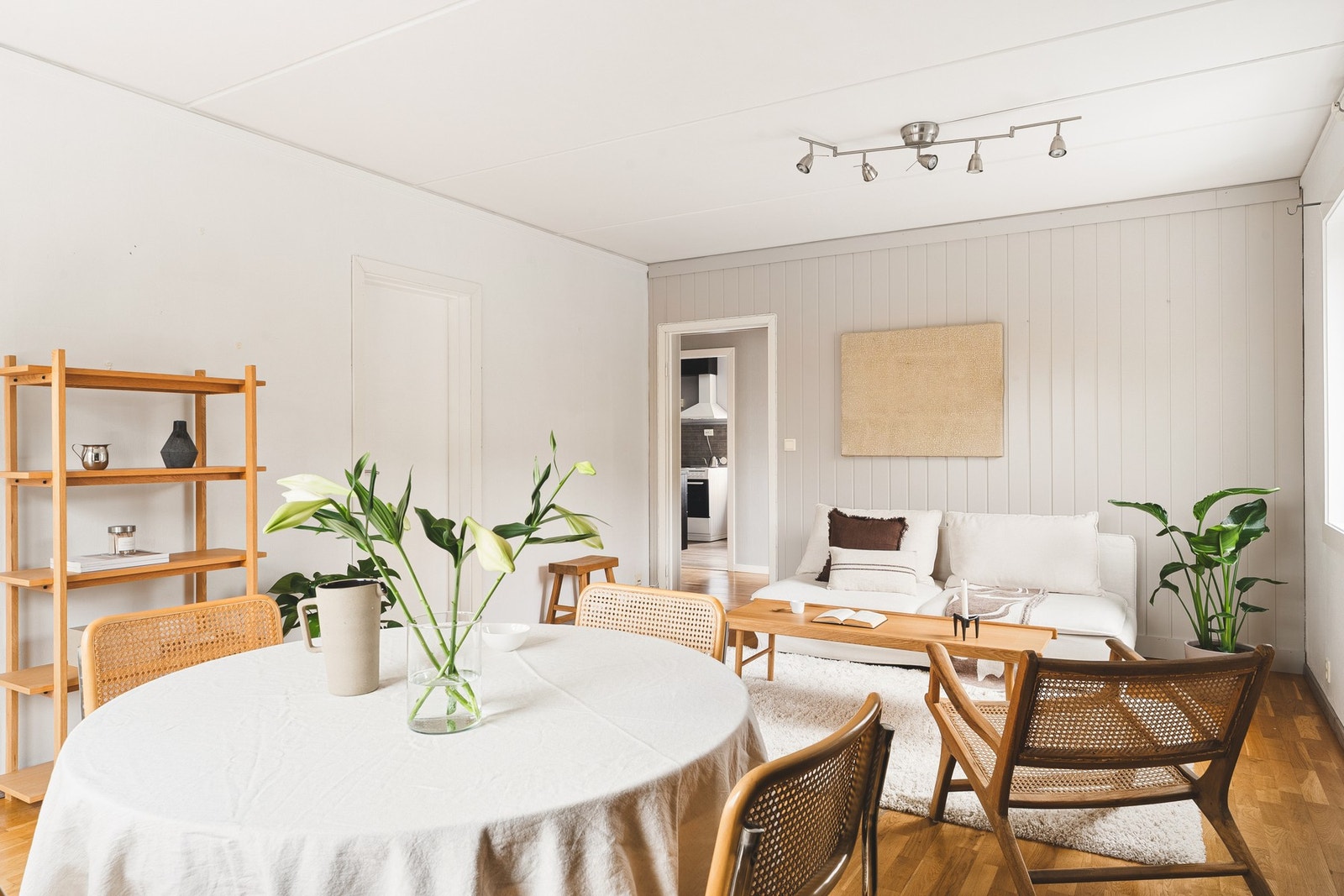 Rommet gir god plass til både sofagruppe og spisebord. Galleribilde