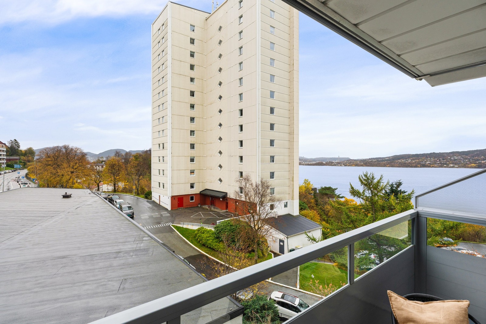 Romslig 3-roms leilighet medgod planløsning, utsikt, solrik balkong og kort vei til NHH og sentrum. Galleribilde