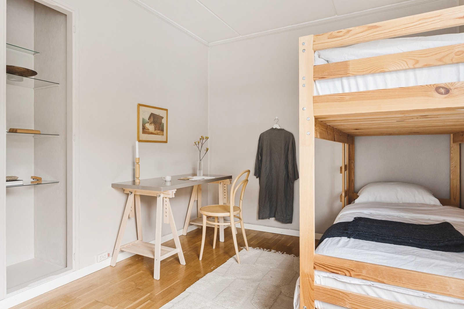 De lyse overflatene gir en behagelig atmosfære og gode innredningsmuligheter. Galleribilde