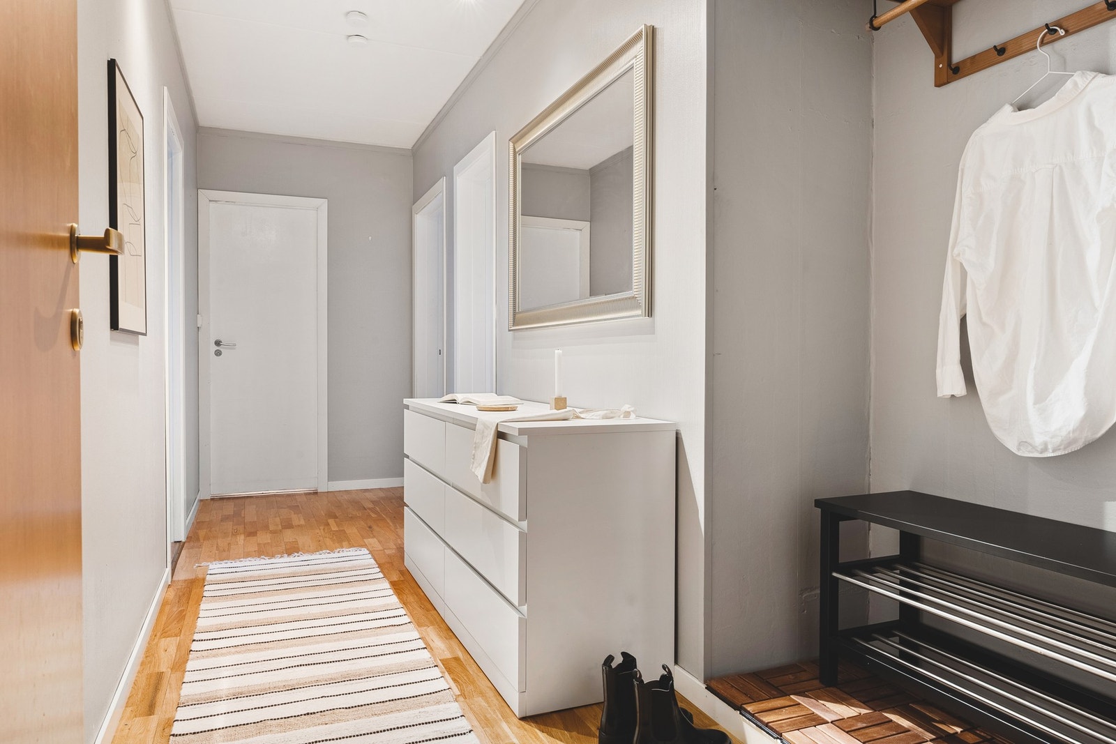 Her får du et ryddig førsteinntrykk av boligen, som har en praktisk og god planløsning. Galleribilde