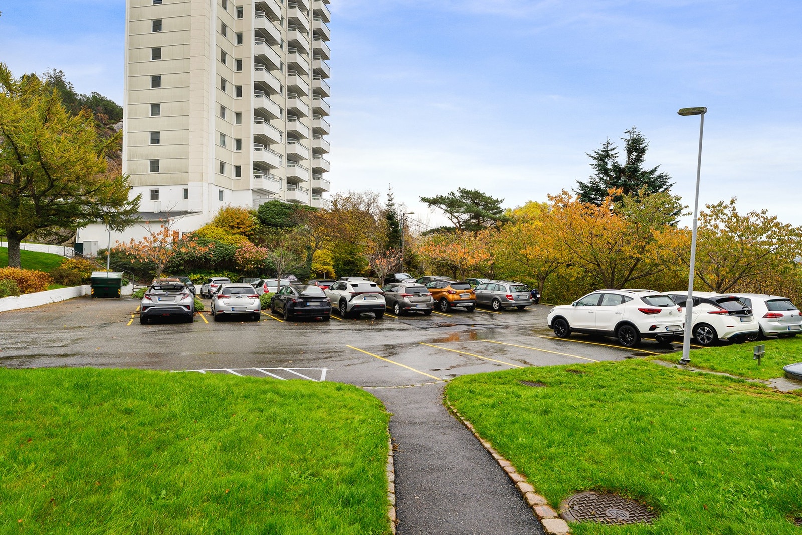 Borretslaget har 90 parkeringsplasser som er til disposisjon for beboerene. Galleribilde