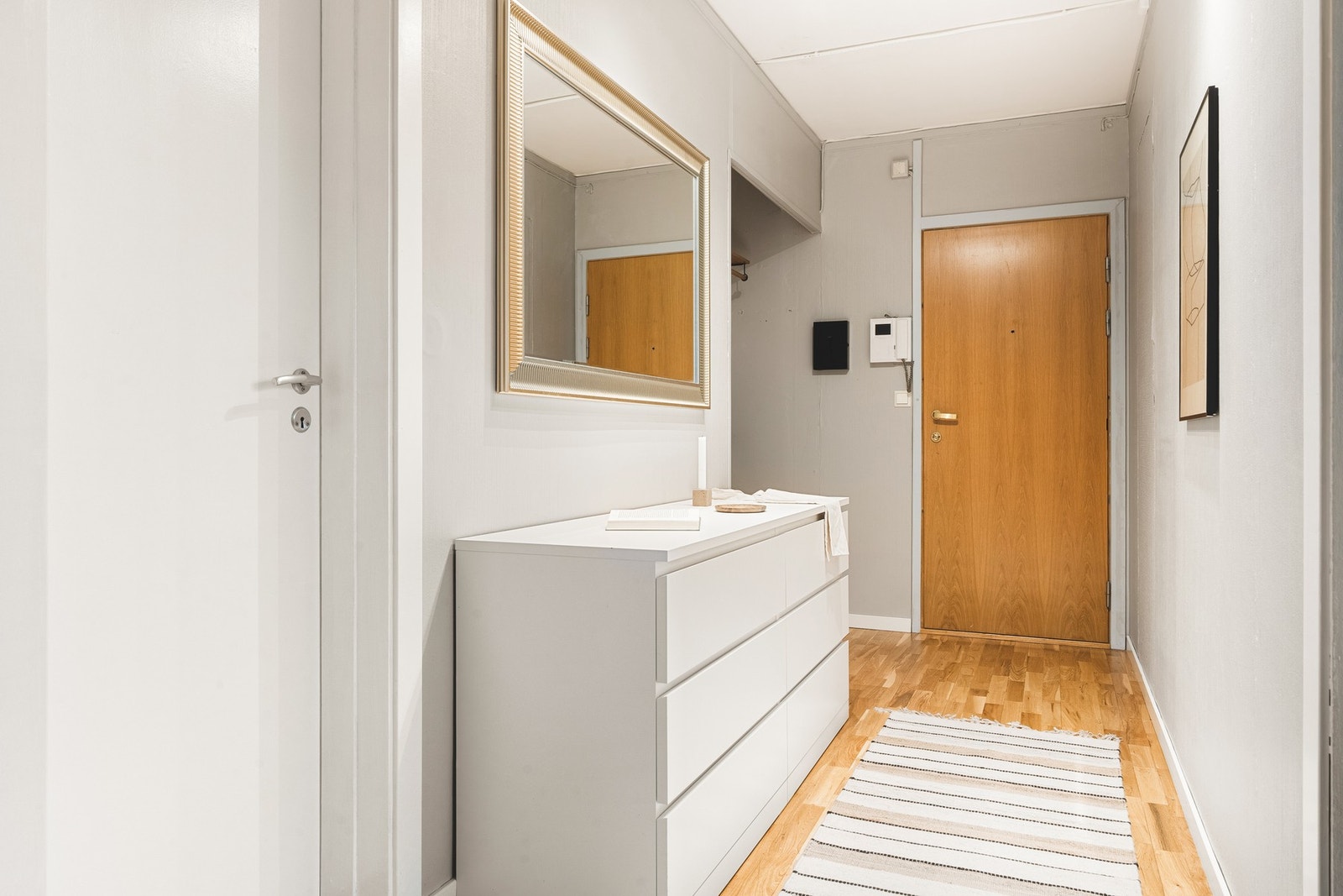 Du ønskes velkommen inn i en lys gang på ca. 8 kvm med plass til garderobeløsning og oppbevaring. Galleribilde