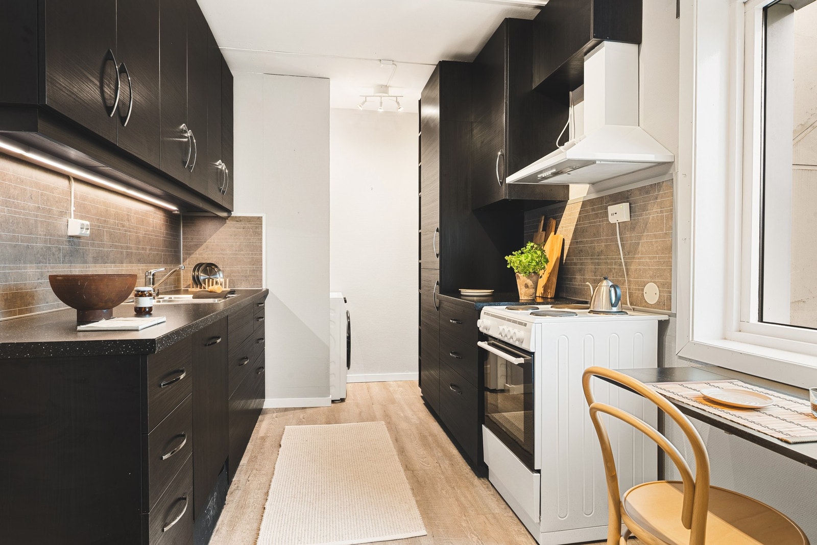 Kjøkkenet er av god størrelse og fremstår i god stand. Galleribilde