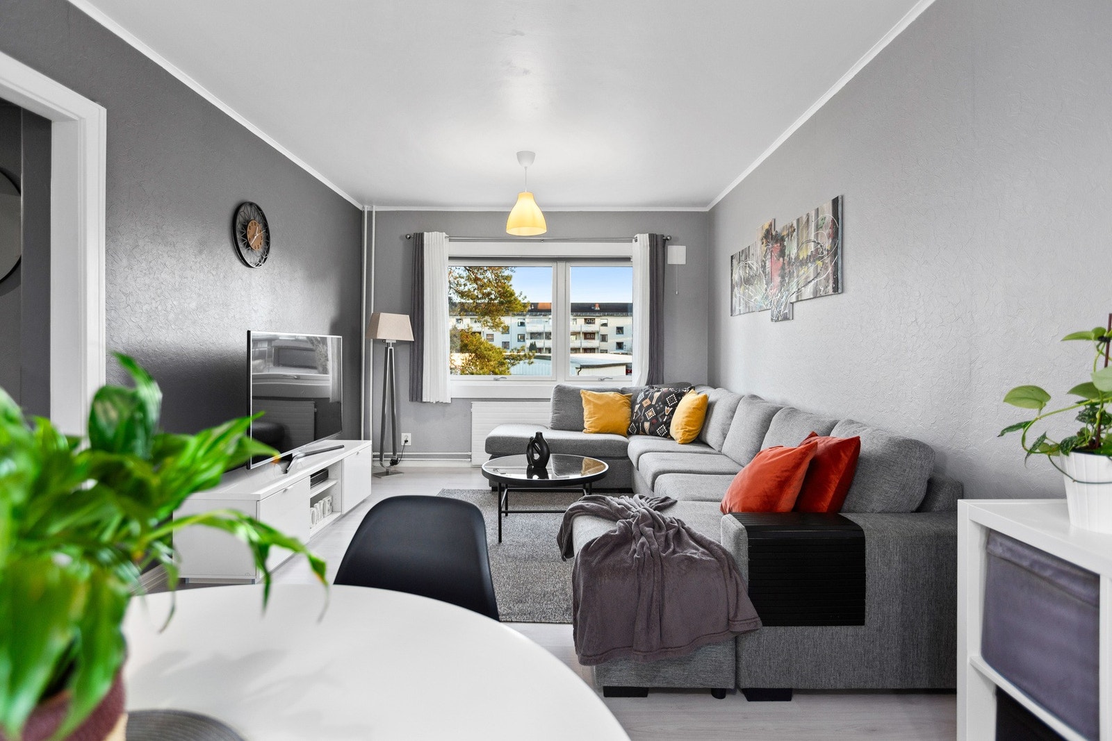 Fra stuen kommer du ut på balkongen som er vestvendt og solrik. Galleribilde