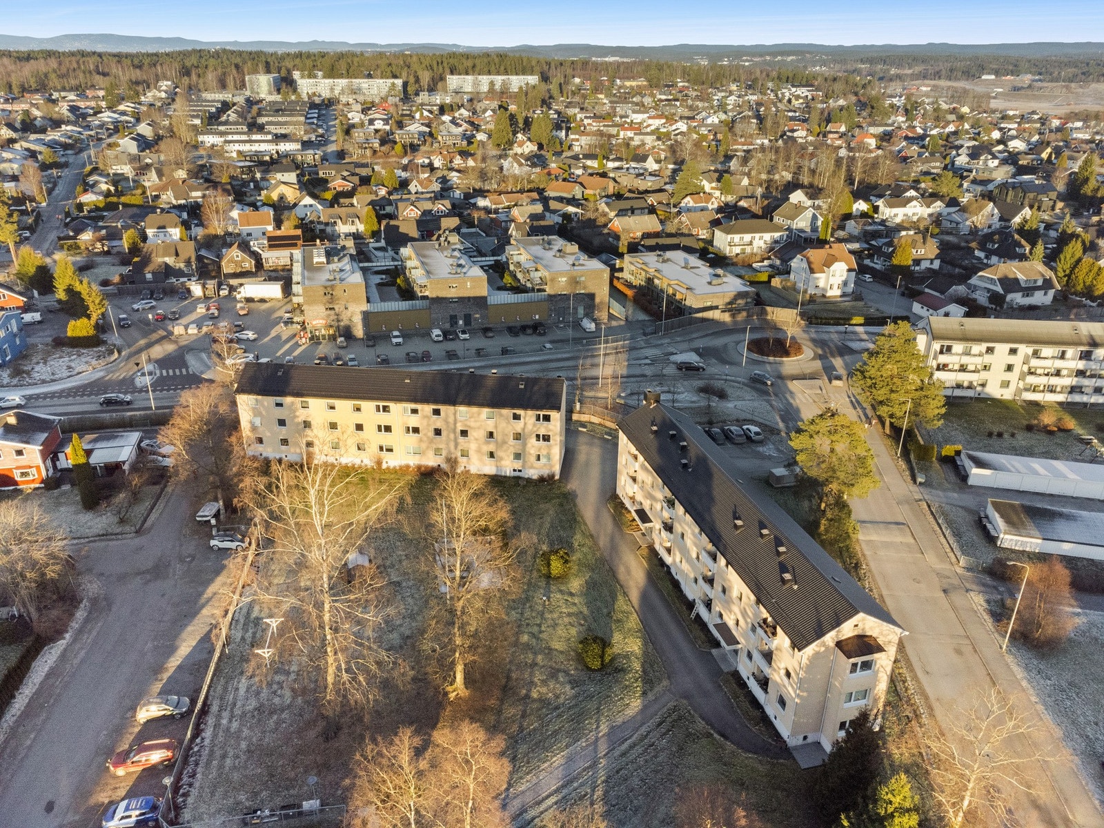 Leiligheten ligger rett i utkanten av Ski sentrum hvor bla tog tar deg til Oslo S på 11 min. Galleribilde