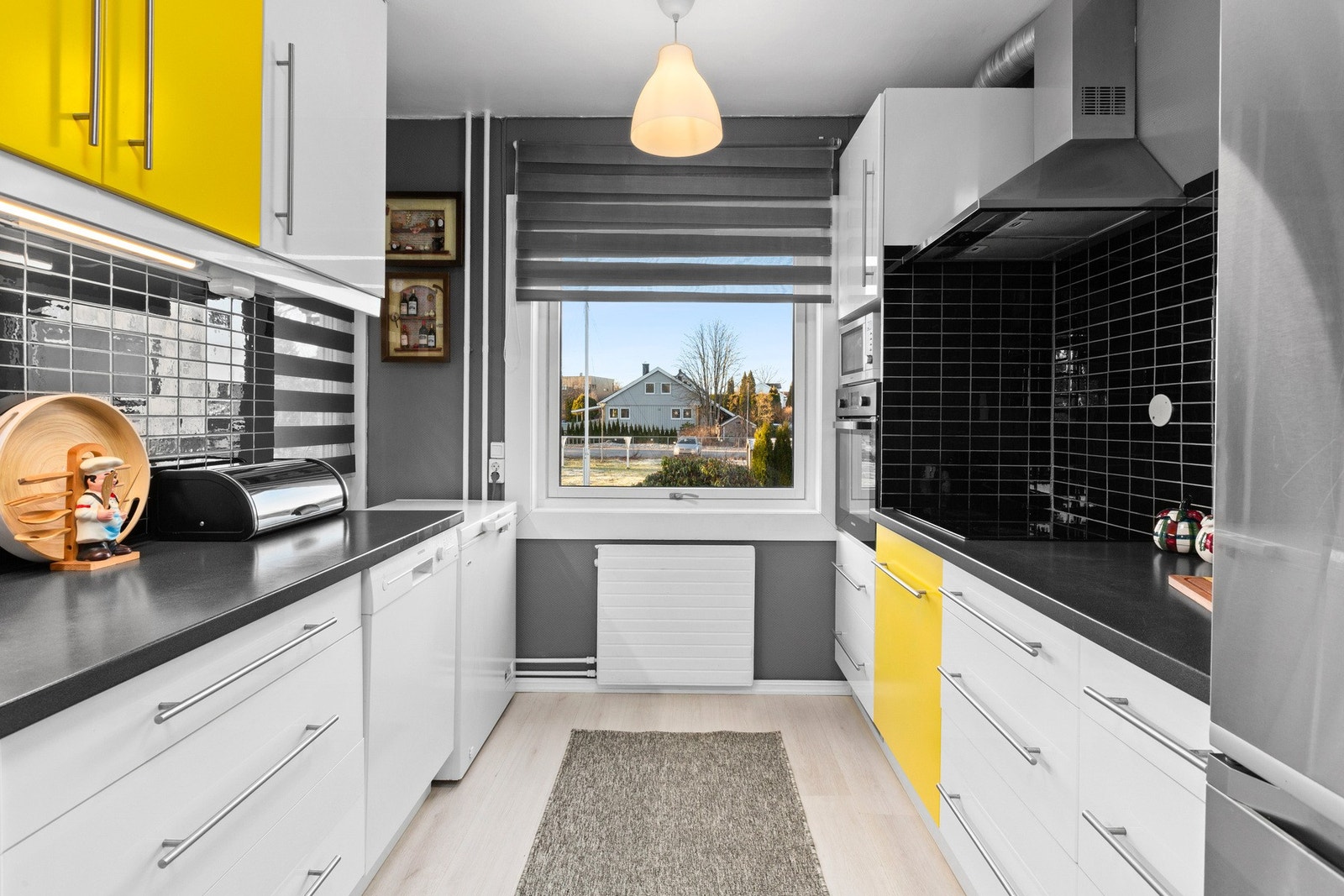 Lyst kjøkken fra ca. 2009 med gode arbeidsflater. Galleribilde