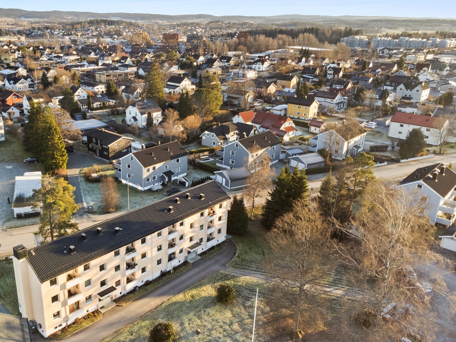 Ski er en by i vekst med en sjarmerende blanding av småhus og blokkbebyggelse. Galleribilde