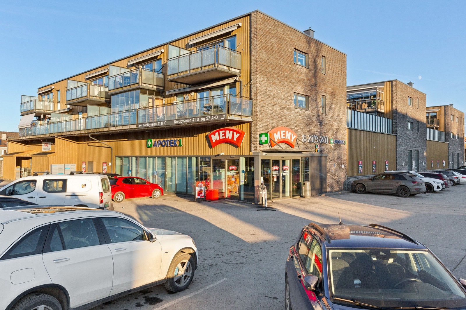 Nærsenter med Menybutikk og apotek rett over veien Galleribilde