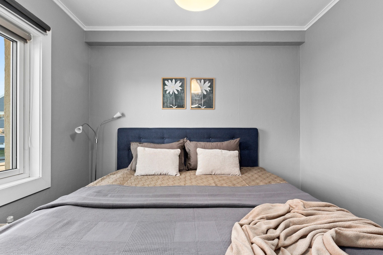 Soverommet er lyst malt og har vindu som vender mo øst. Galleribilde