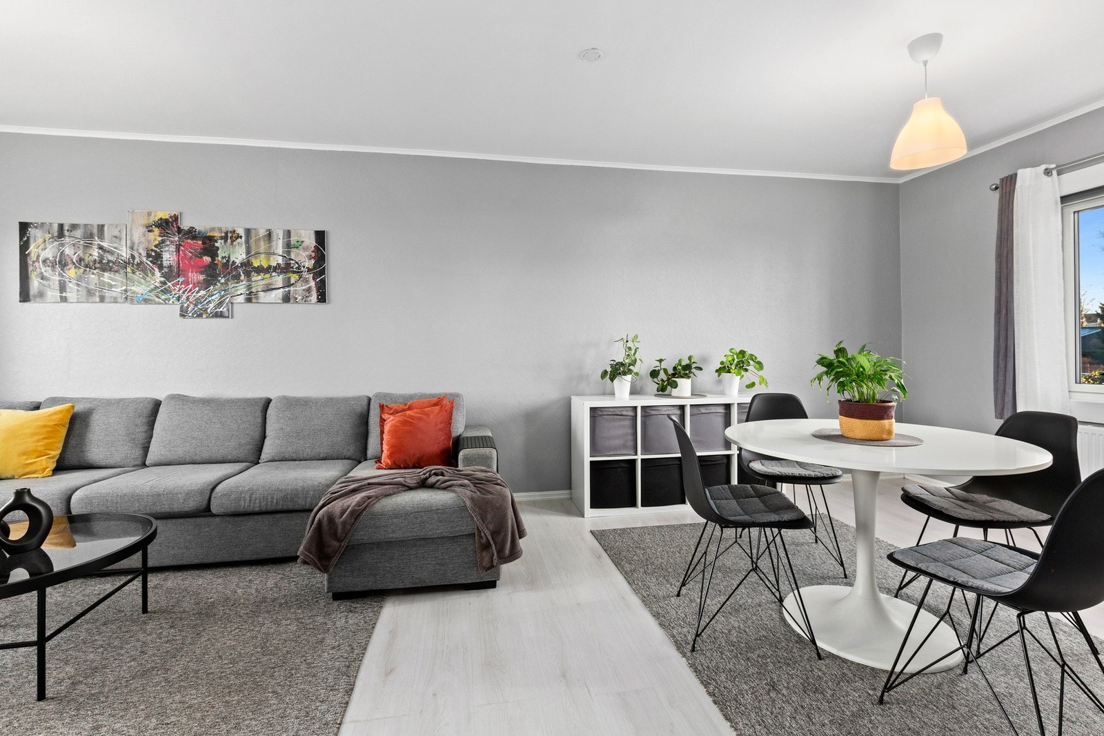 Stuen er romslig med også her lyse gulv og grå vegger. Galleribilde