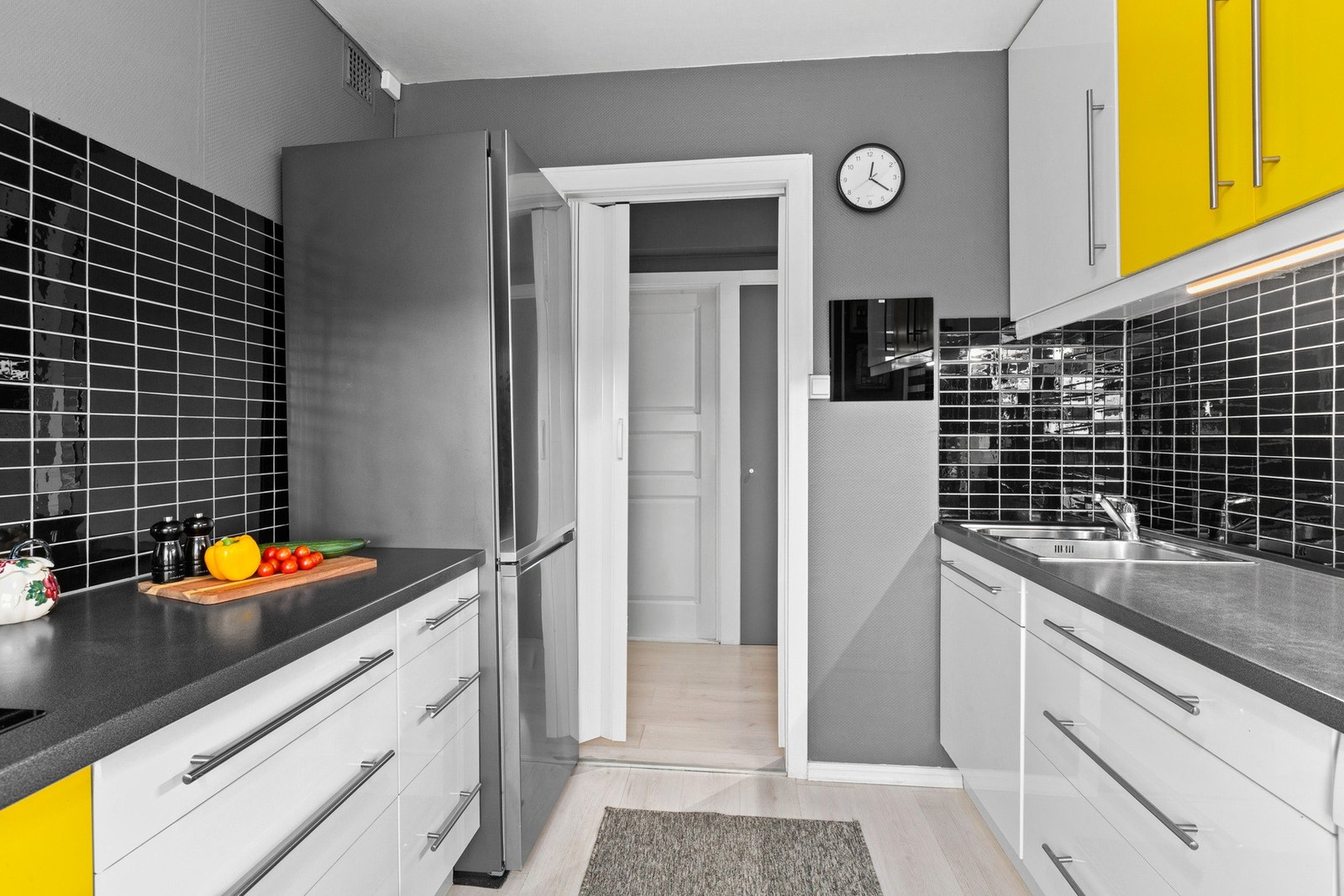 Det er ny platetopp og ellers moderne løsninger på kjøkkenet. Galleribilde