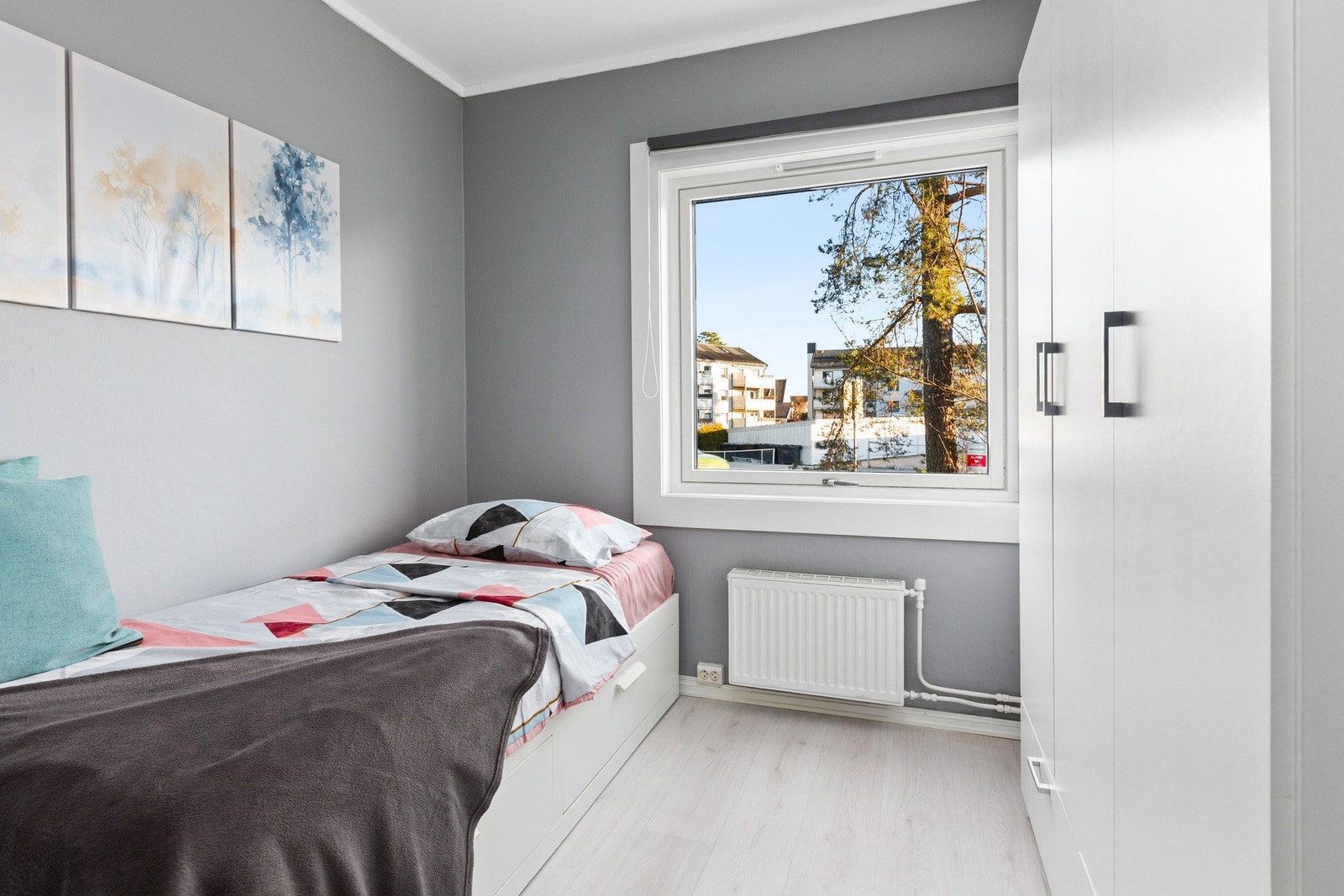 Soverom 1 med lyst gulv og godt med skap. Galleribilde