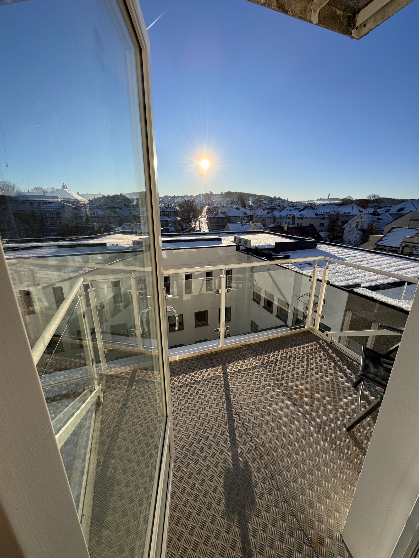 Balkong med utsikt mot Vålandstårnet Galleribilde