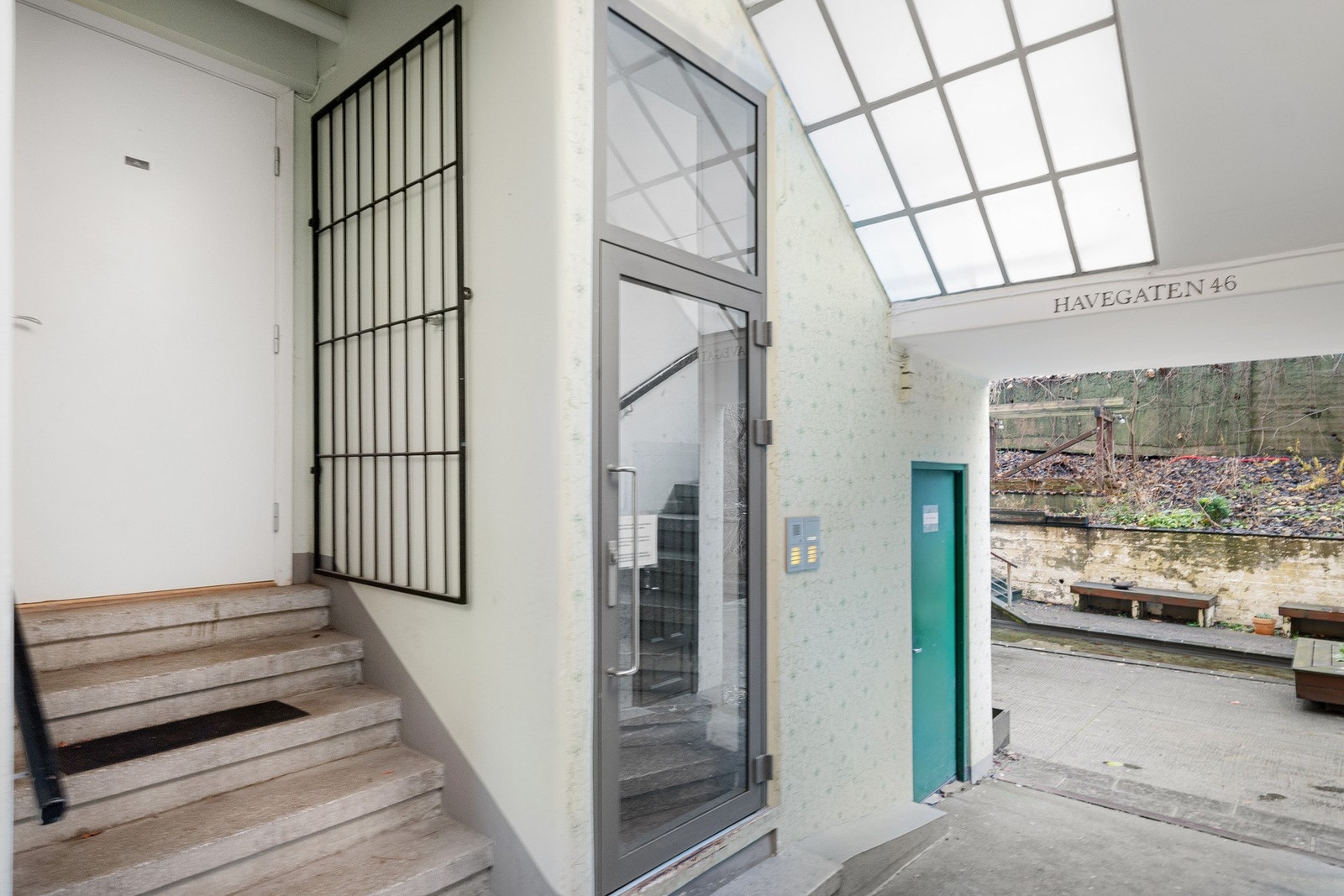 Herfra er det egen inngang til boligen, som gir en privat og tilbaketrukket ankomst. Galleribilde