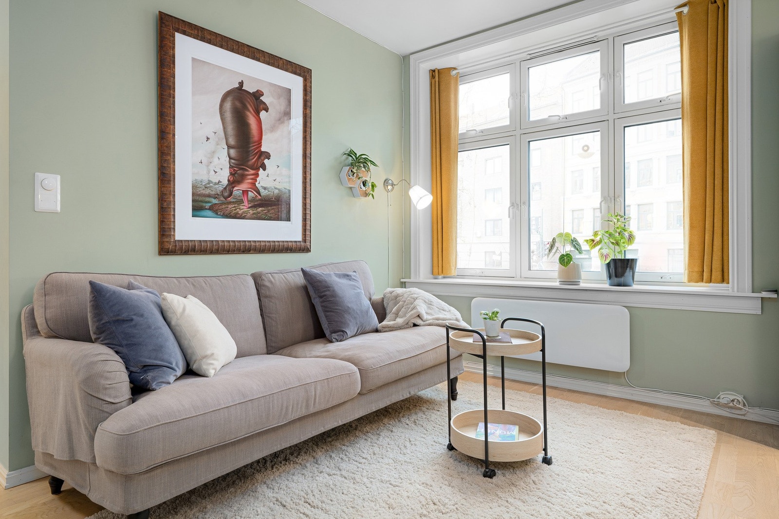 Takhøyden i stuen er målt til ca. 2,53 meter. Galleribilde