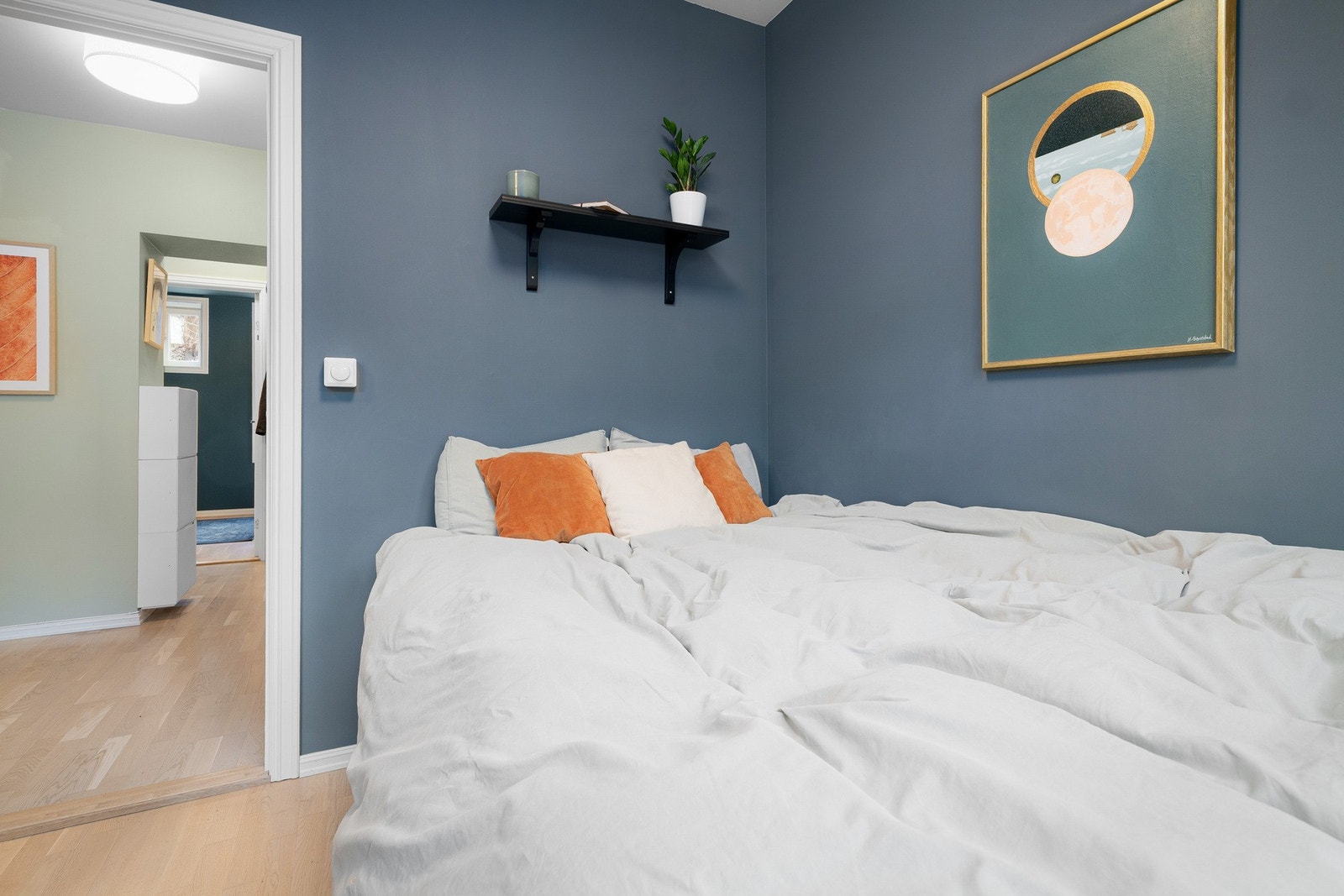 Leiligheten har to separate soverom, begge med plass til seng og tilhørende møblement. Galleribilde